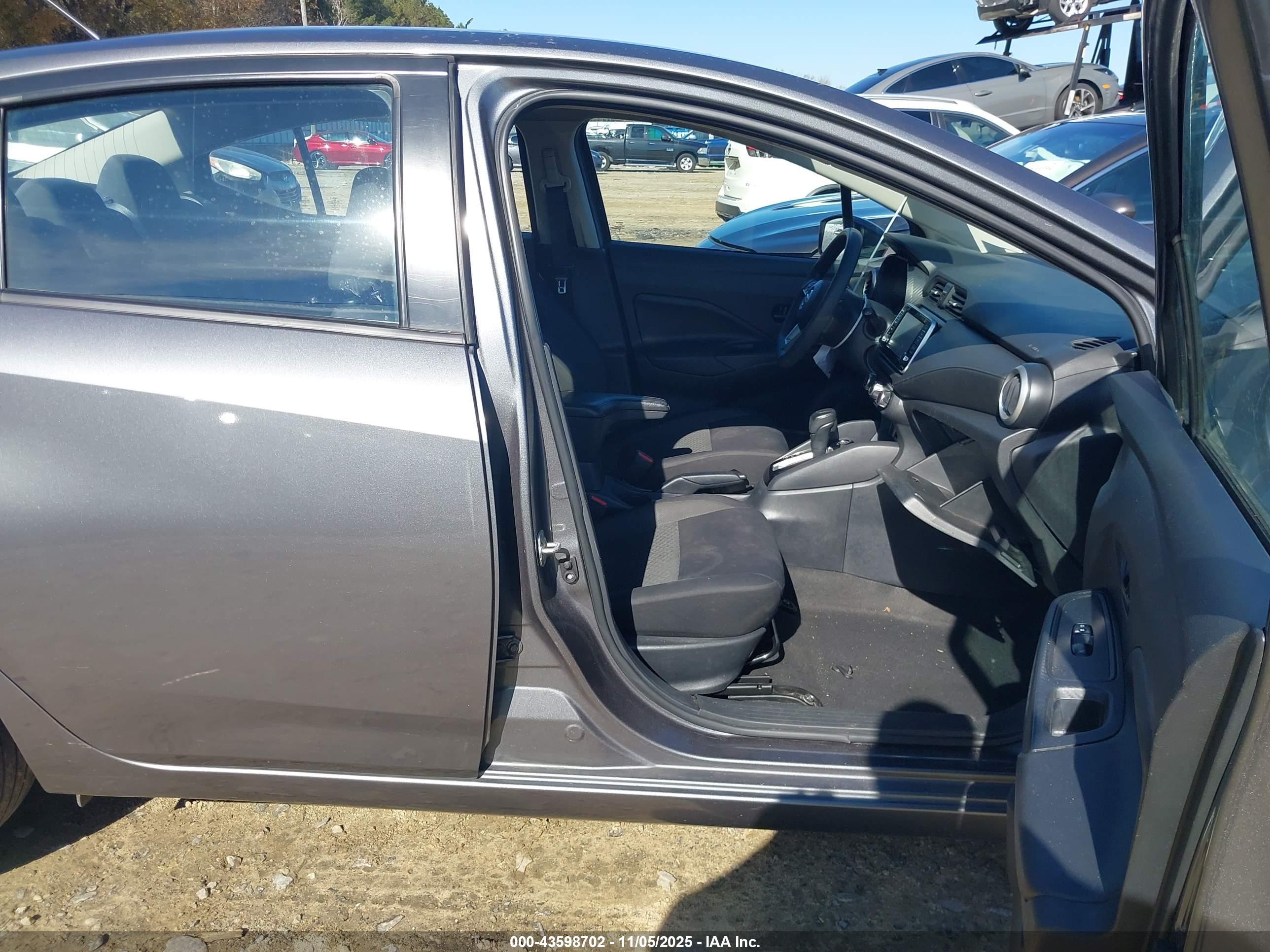 NISSAN VERSA image 5