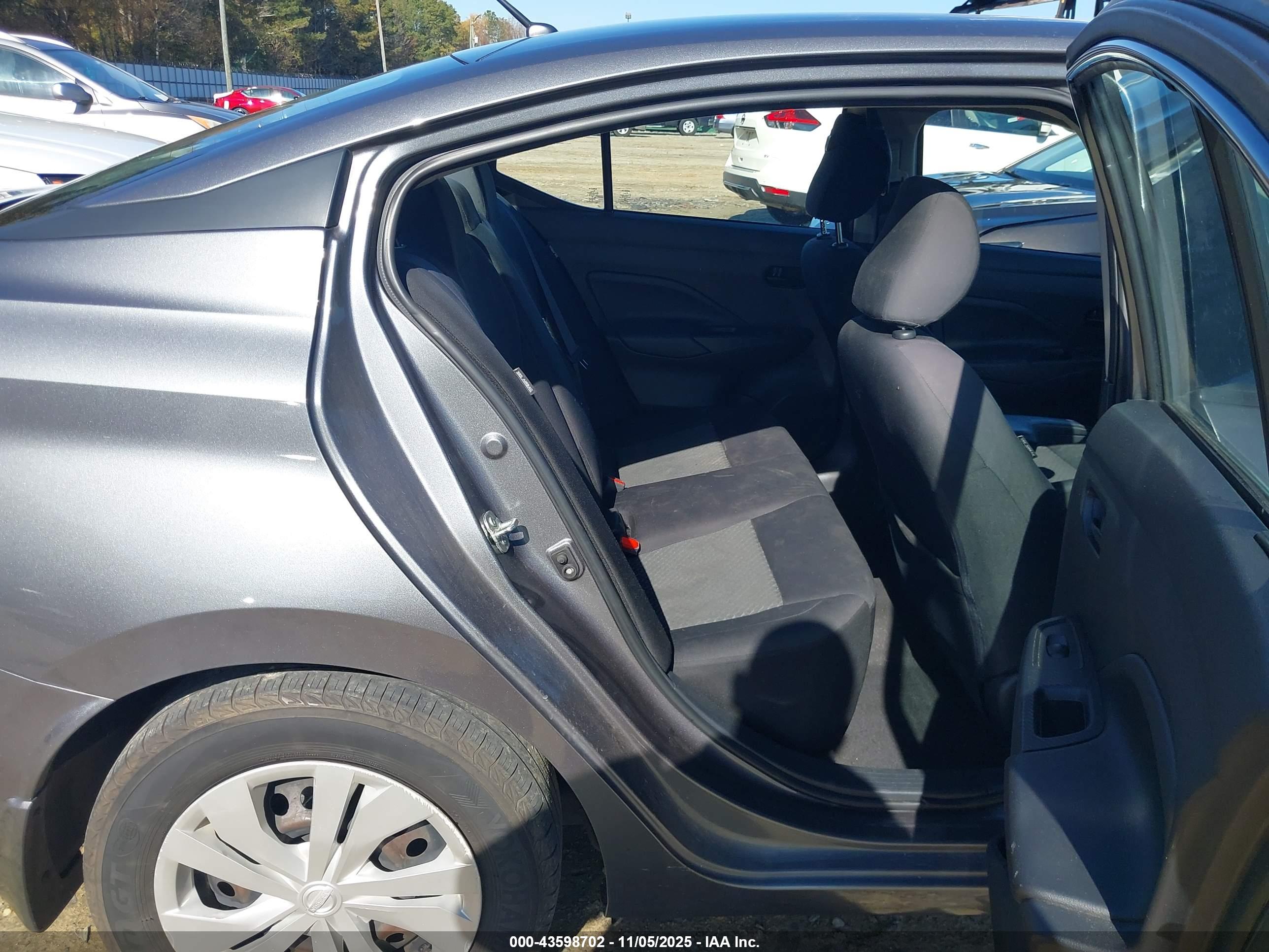 NISSAN VERSA image 8
