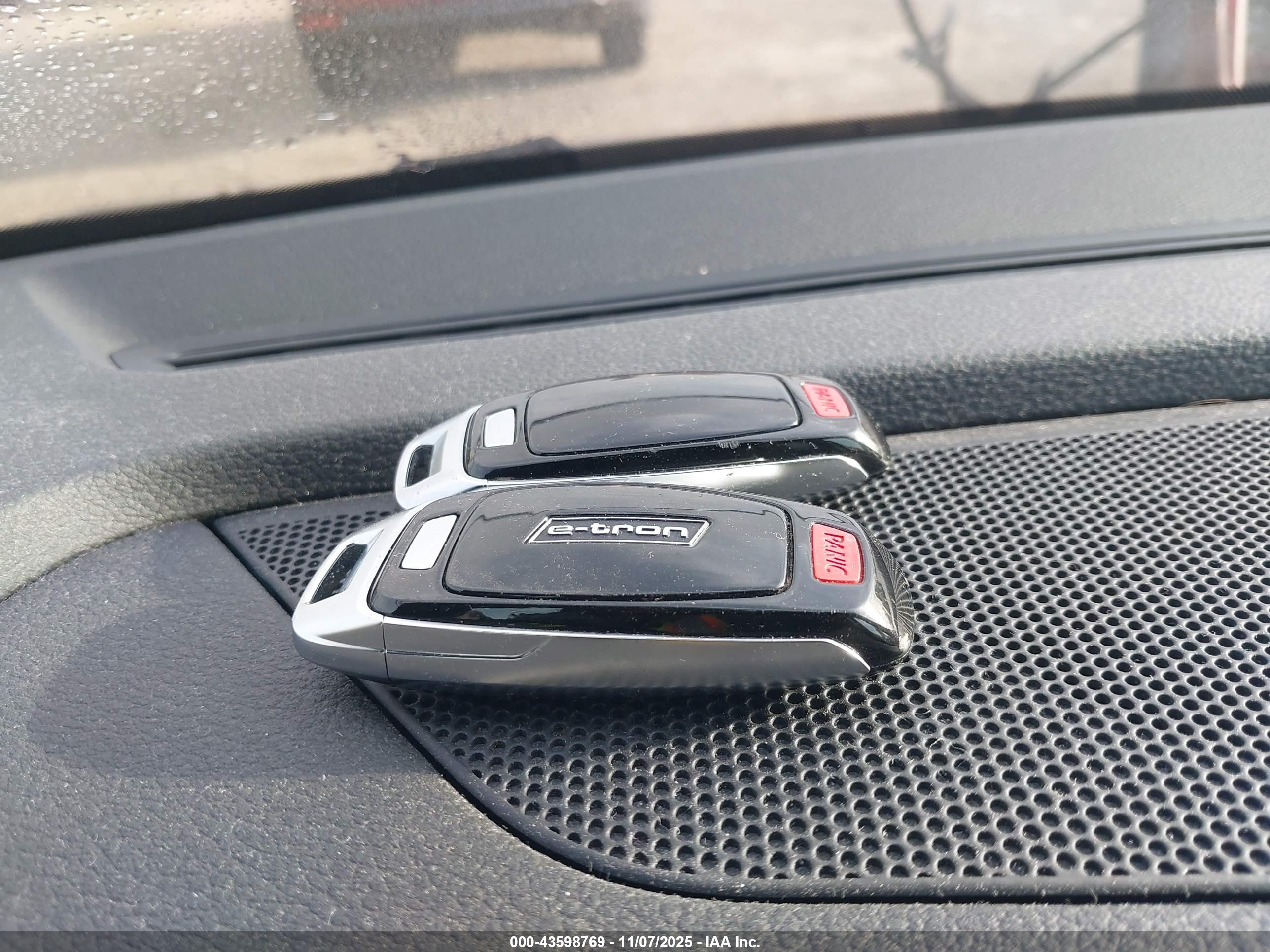 AUDI E-TRON image 11