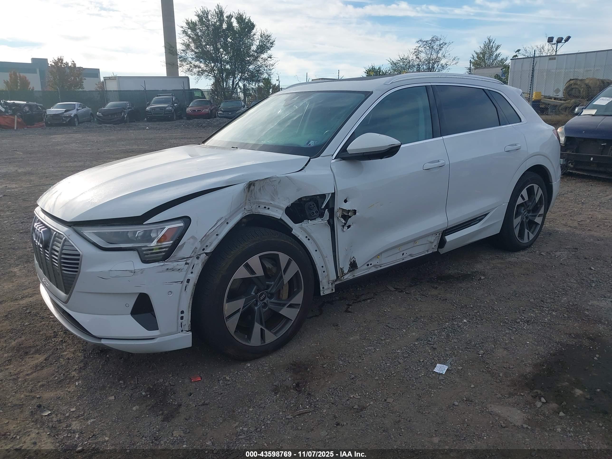 AUDI E-TRON image 2