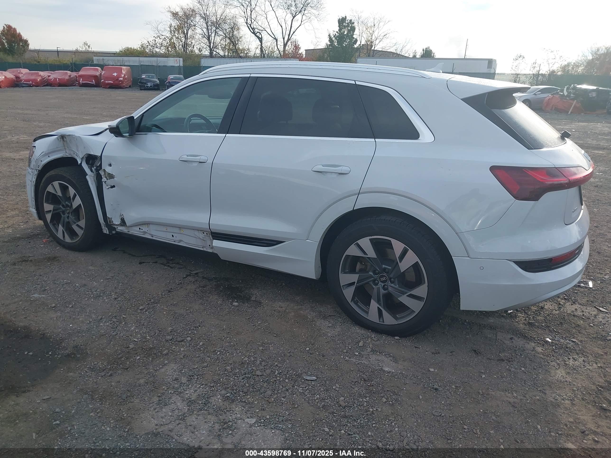 AUDI E-TRON image 3