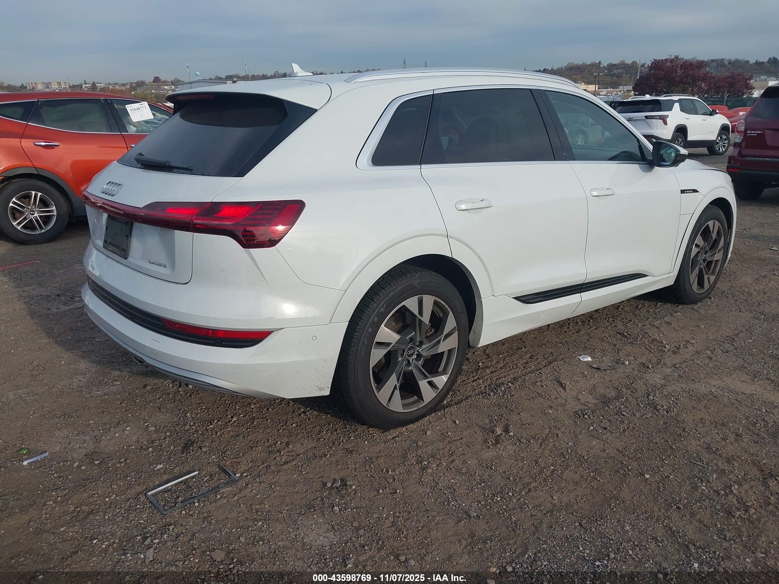 AUDI E-TRON image 4
