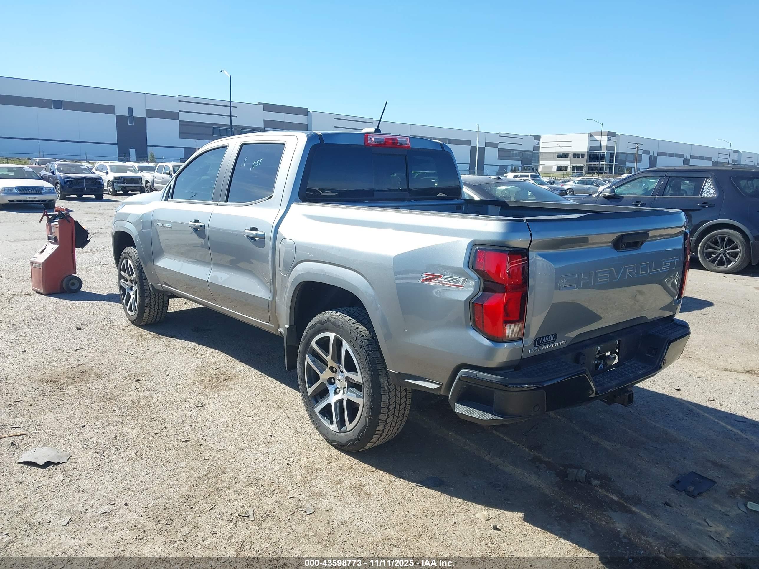 CHEVROLET COLORADO image 3