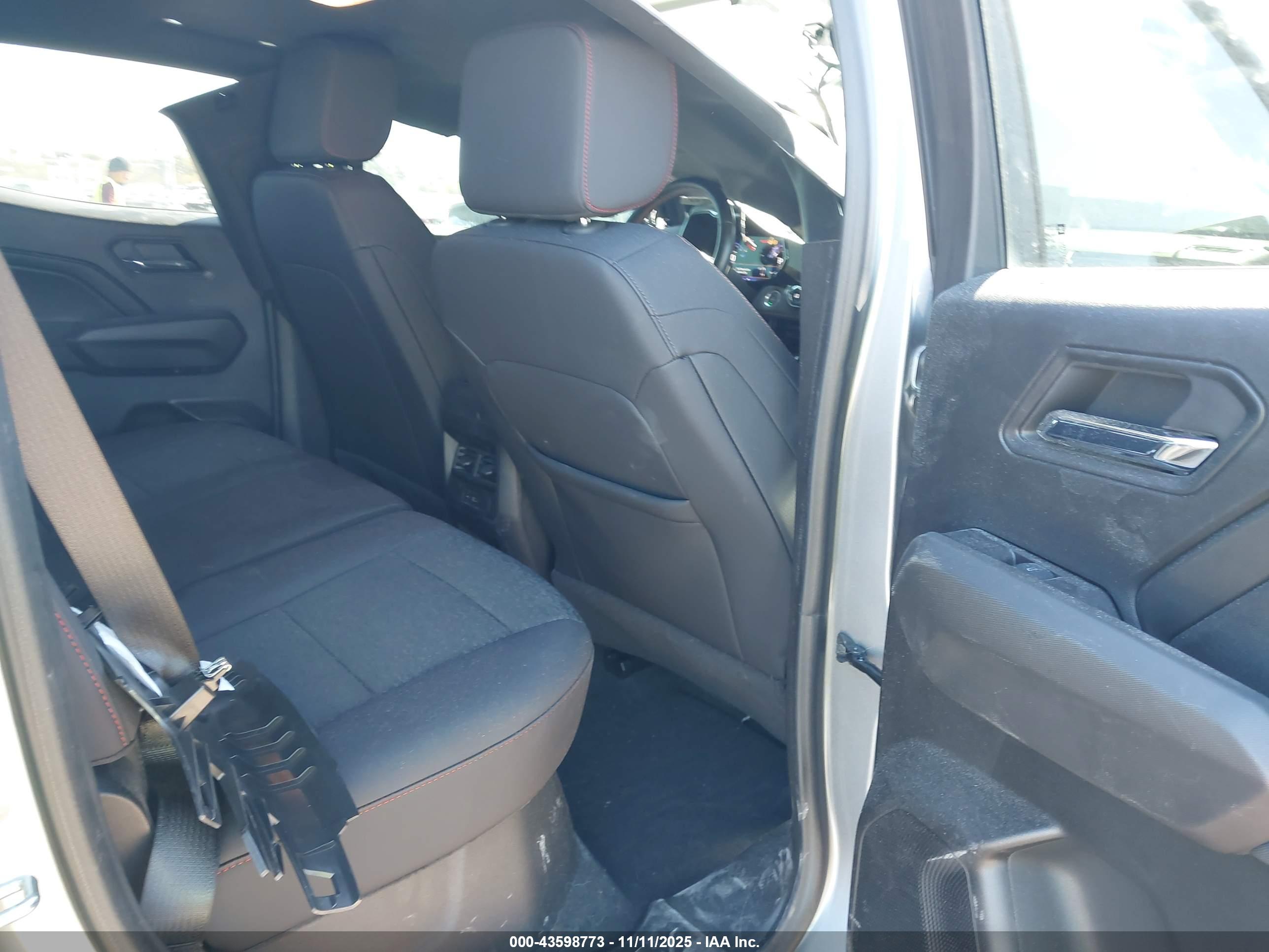 CHEVROLET COLORADO image 8