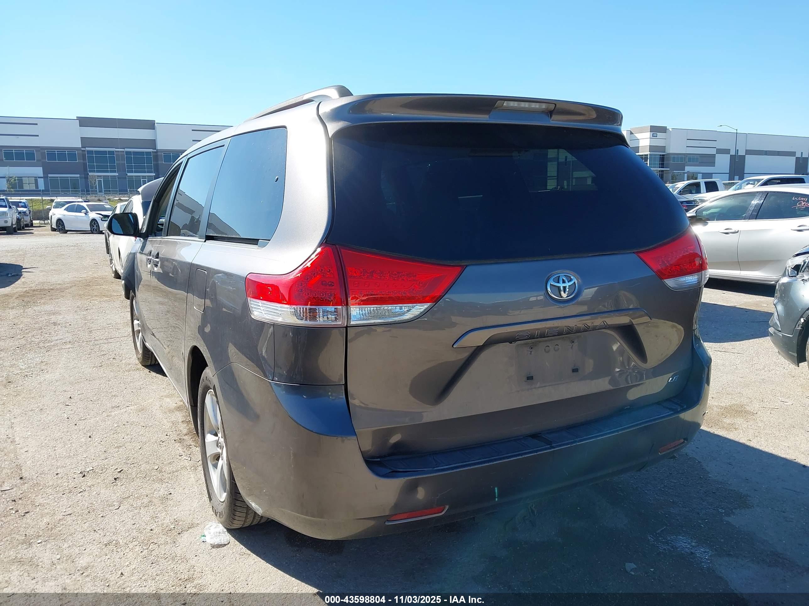 TOYOTA SIENNA image 3
