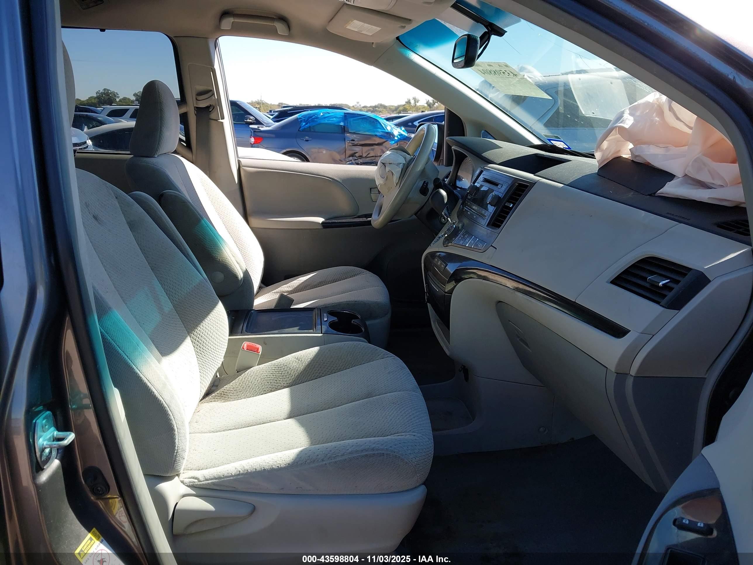 TOYOTA SIENNA image 5