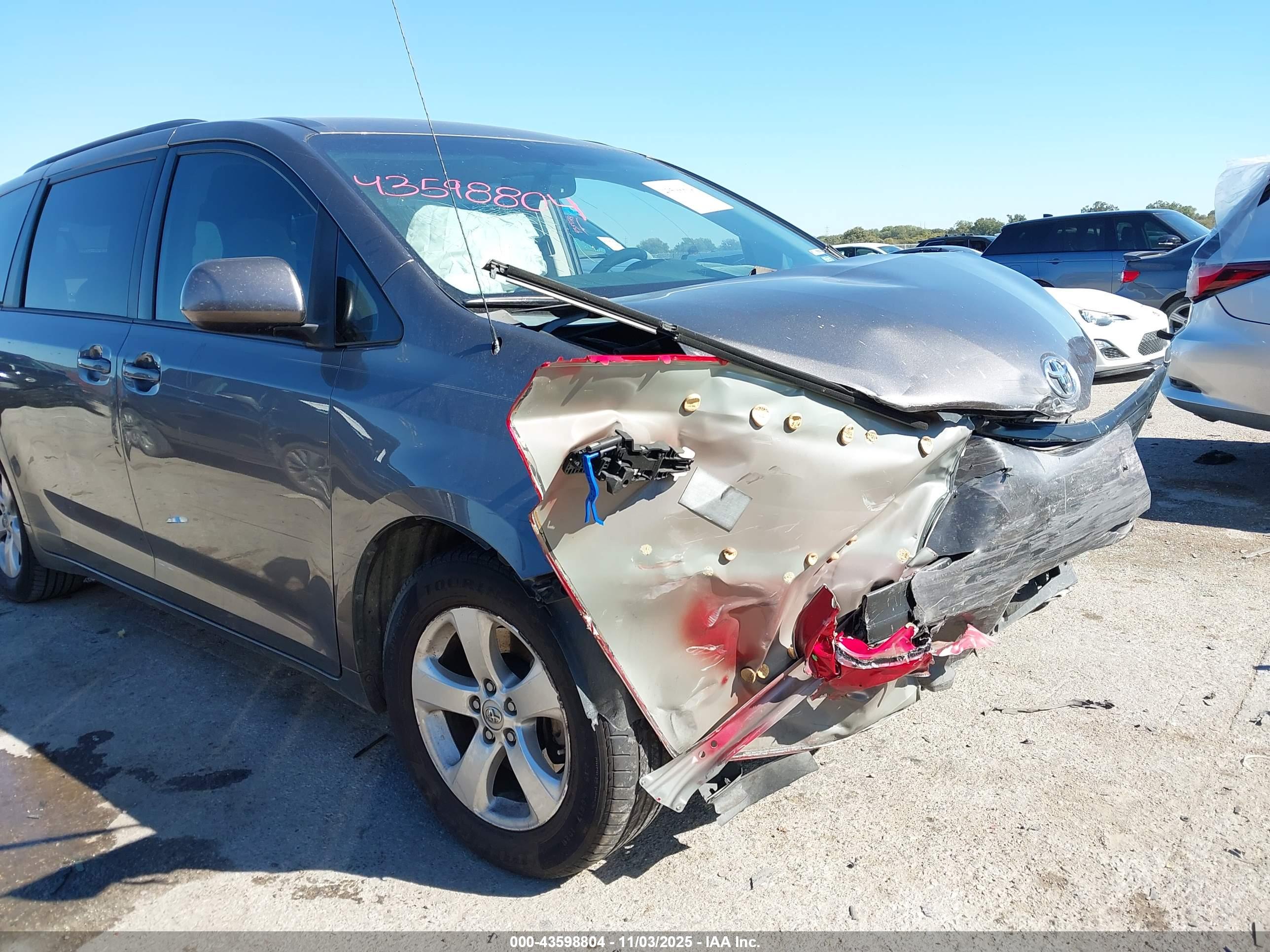 TOYOTA SIENNA image 6