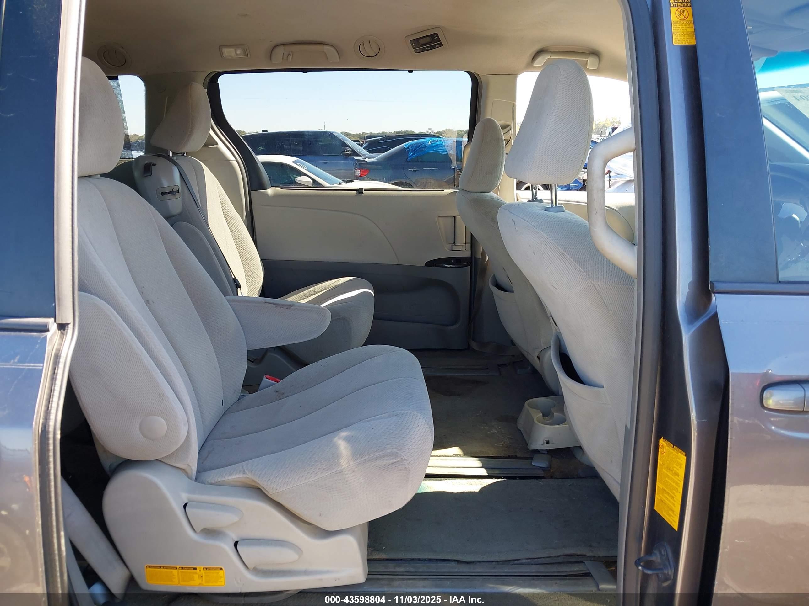 TOYOTA SIENNA image 8