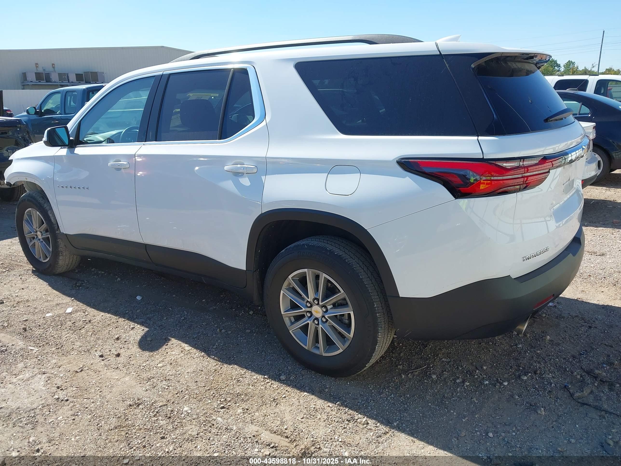 CHEVROLET TRAVERSE image 3