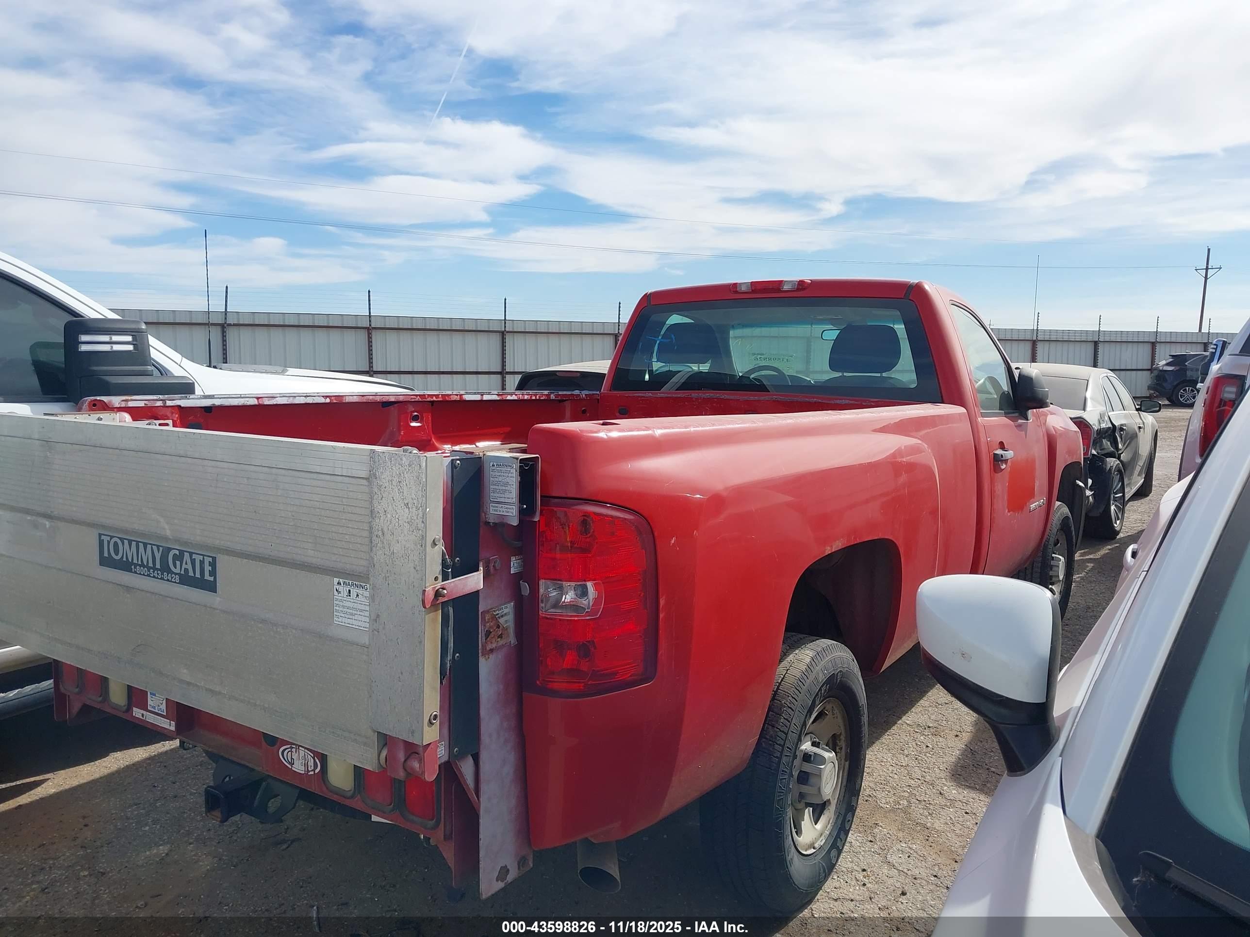 CHEVROLET SILVERADO image 4