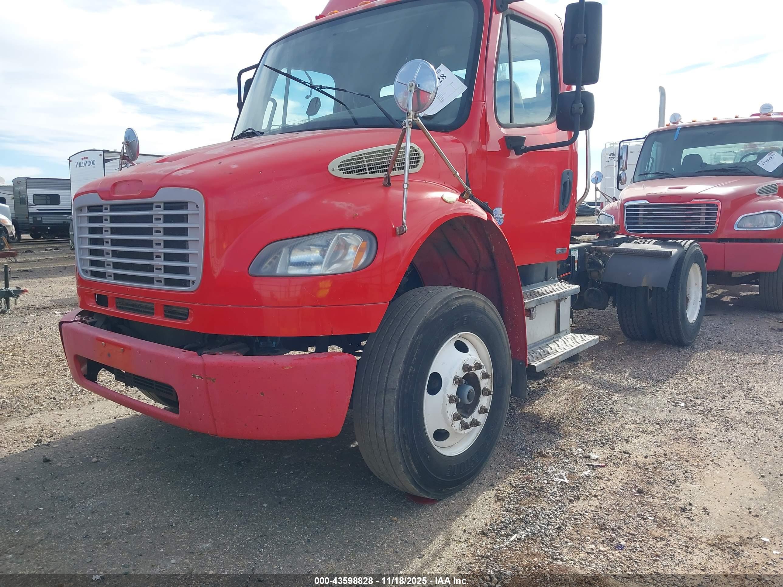 FREIGHTLINER M2 image 2