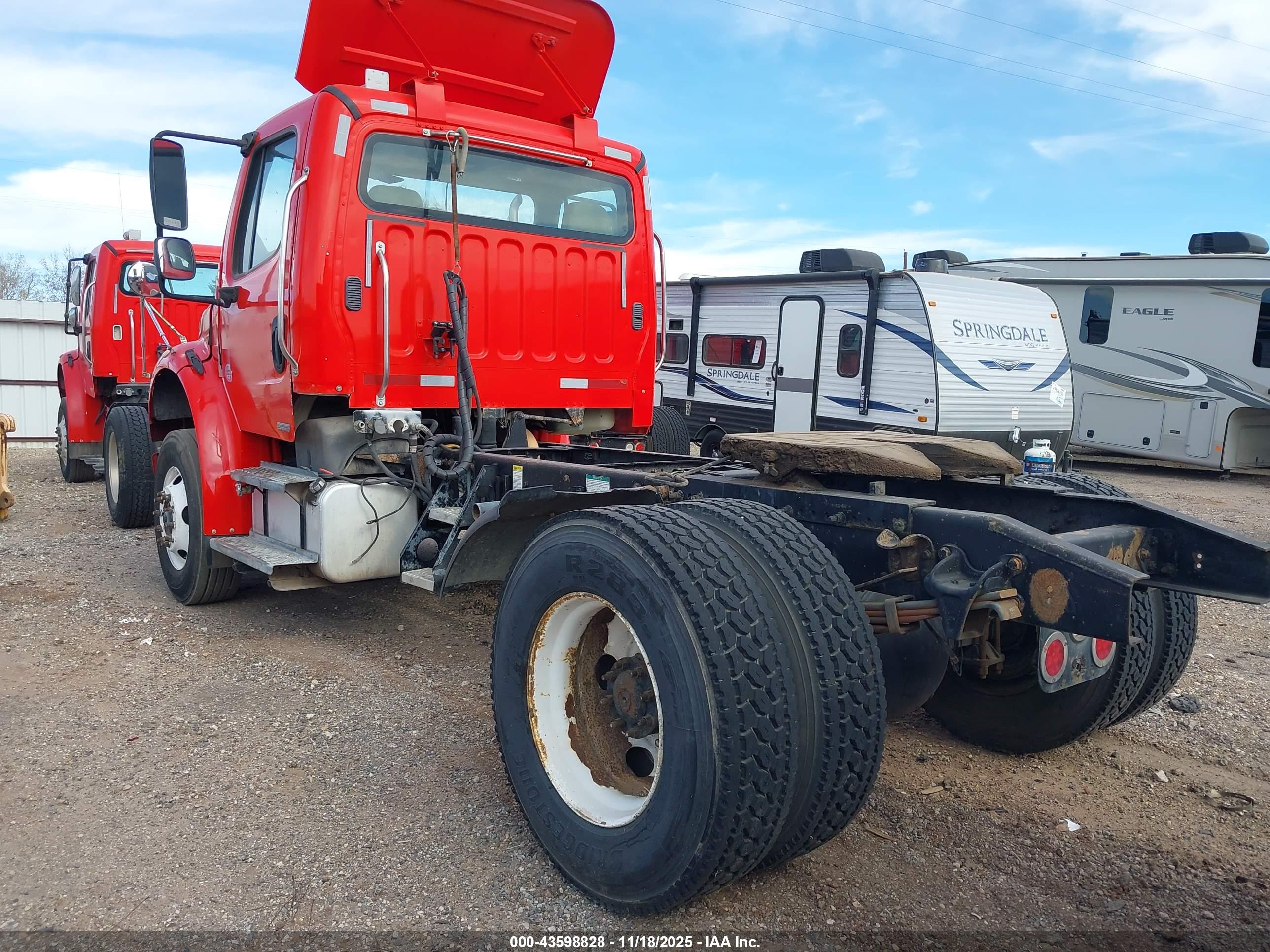 FREIGHTLINER M2 image 3