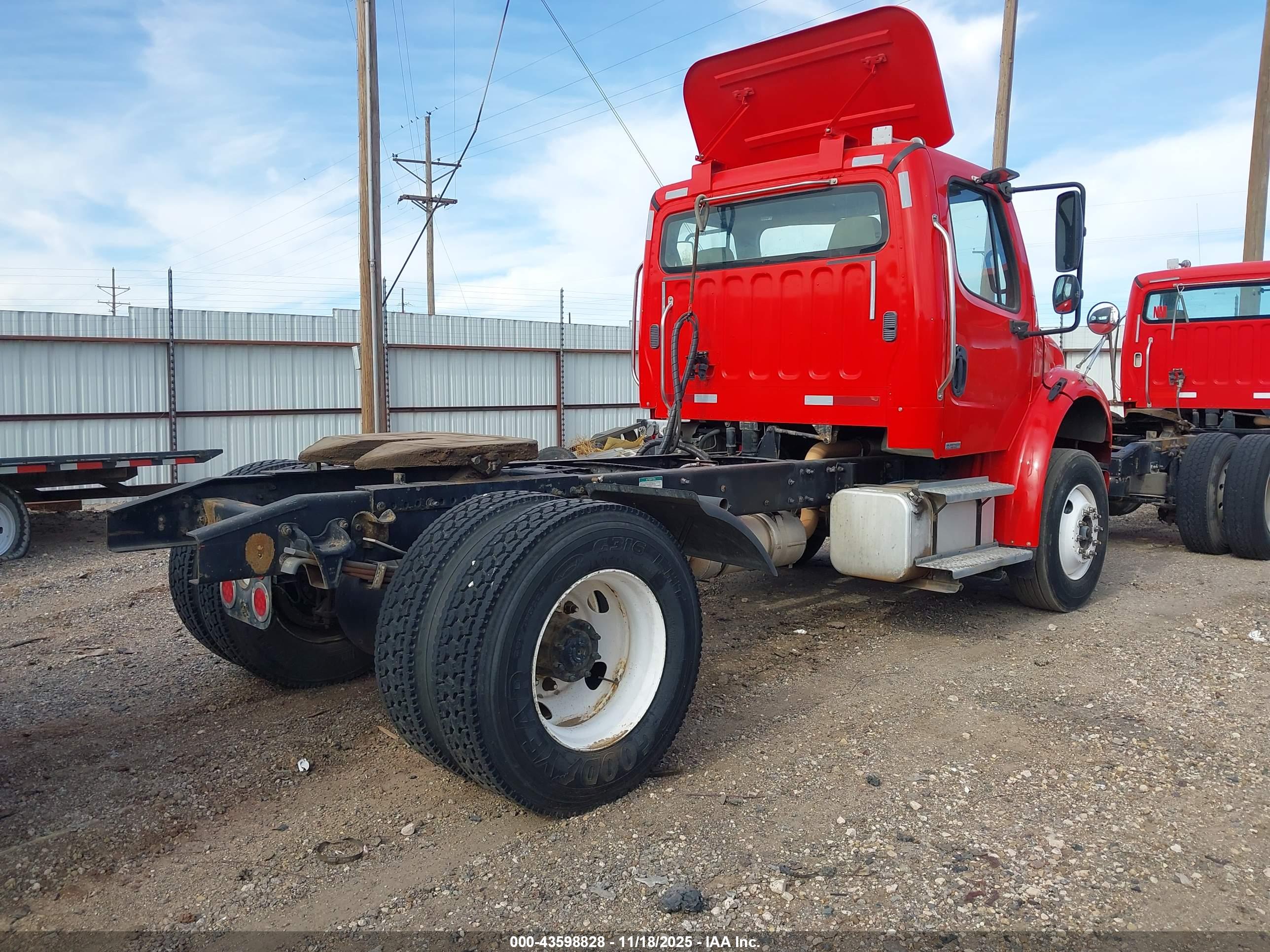 FREIGHTLINER M2 image 4
