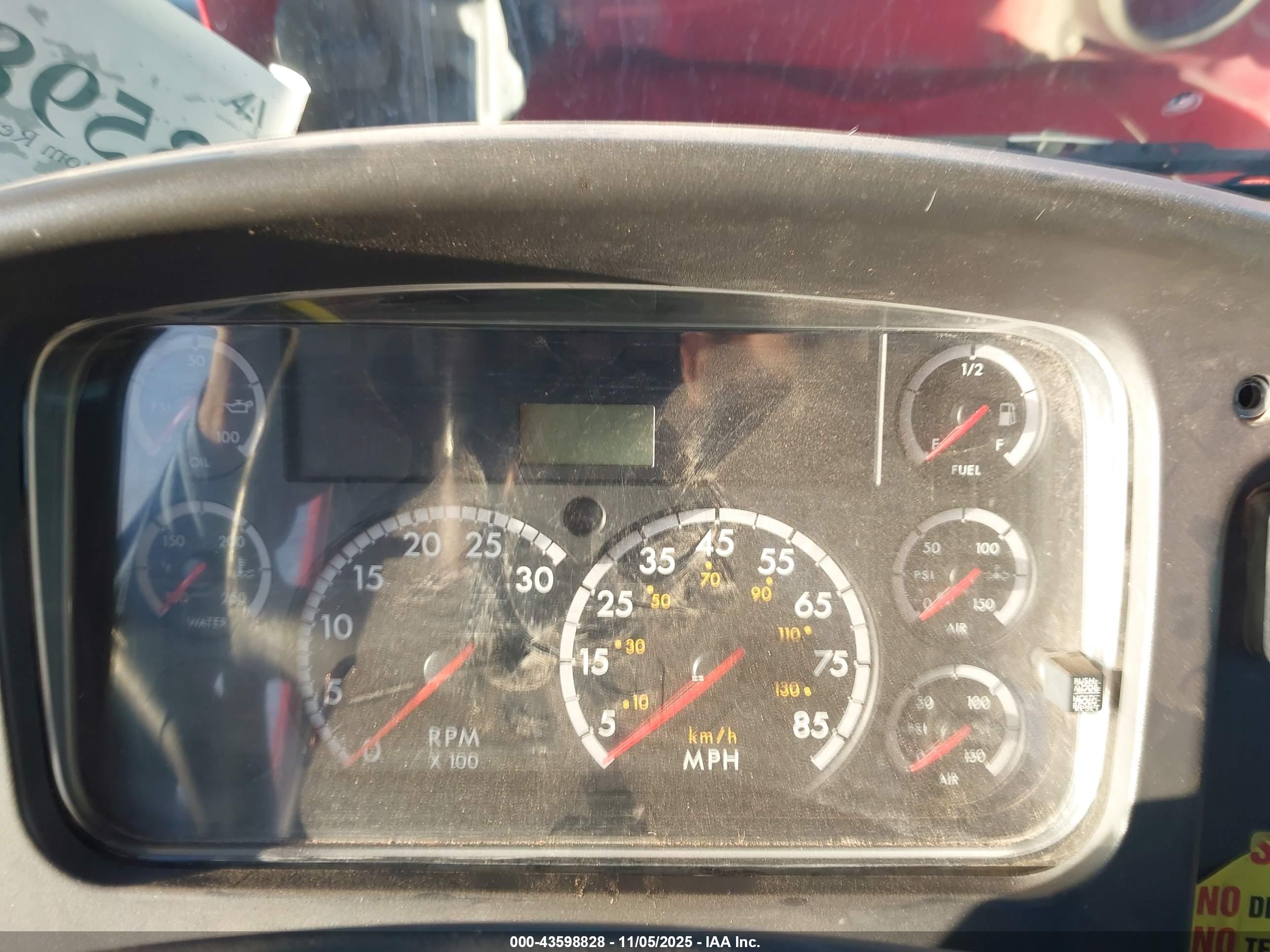 FREIGHTLINER M2 image 6