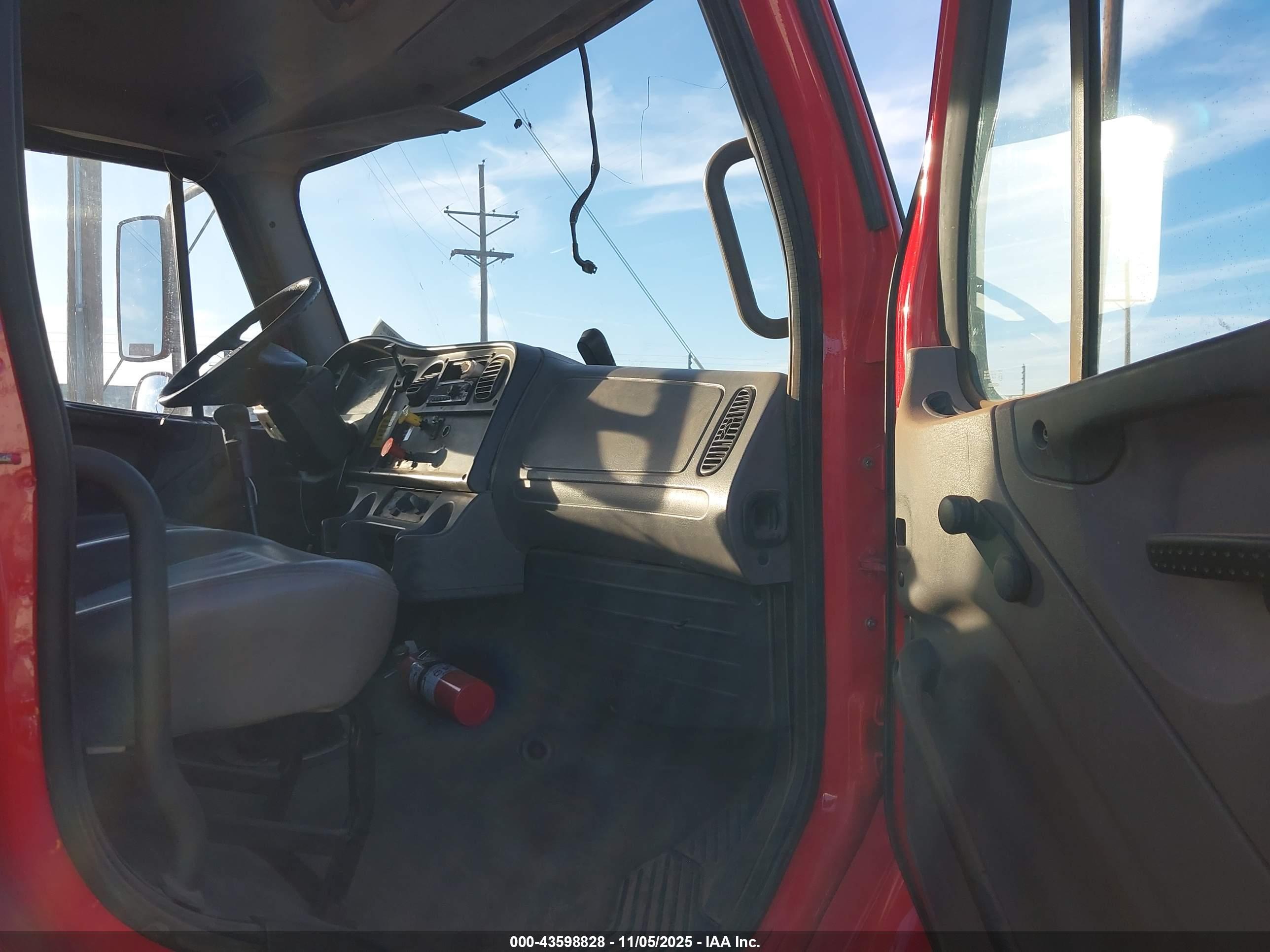 FREIGHTLINER M2 image 8