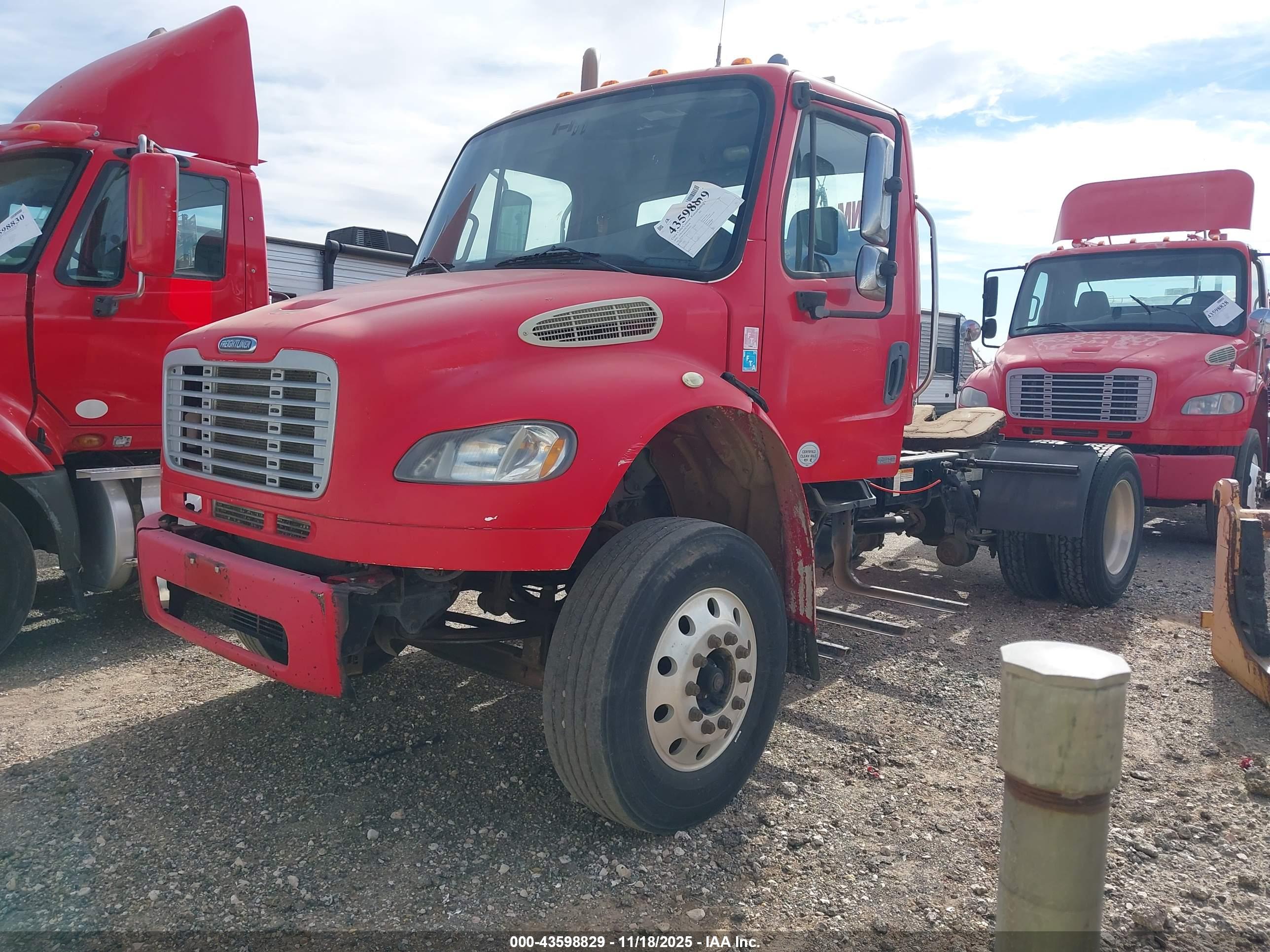 FREIGHTLINER M2 image 2