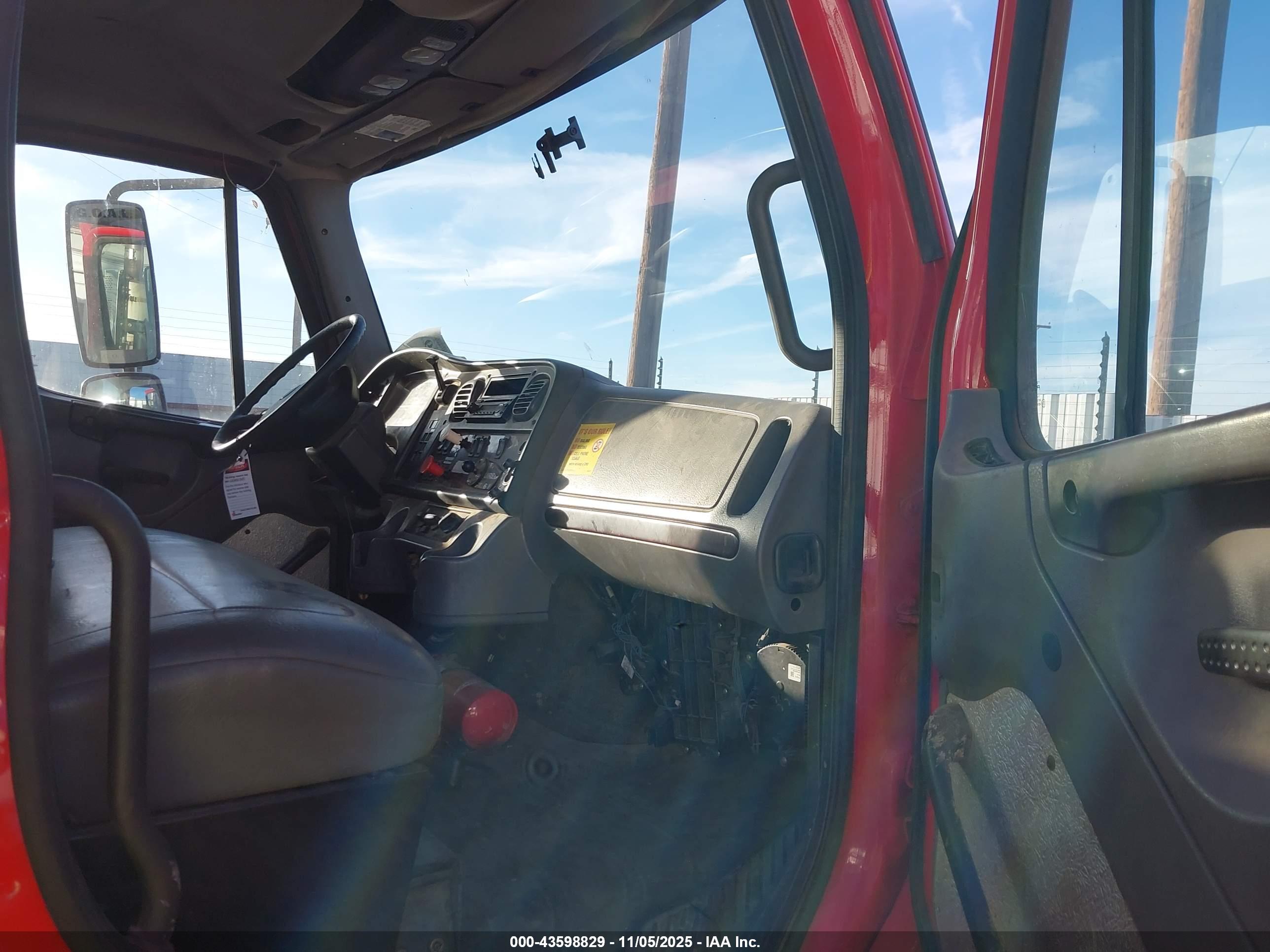 FREIGHTLINER M2 image 8