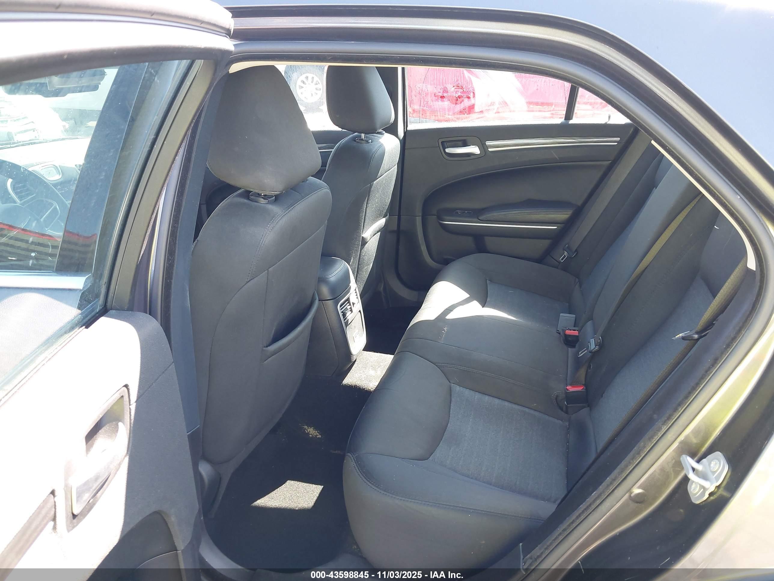 CHRYSLER 300 image 8