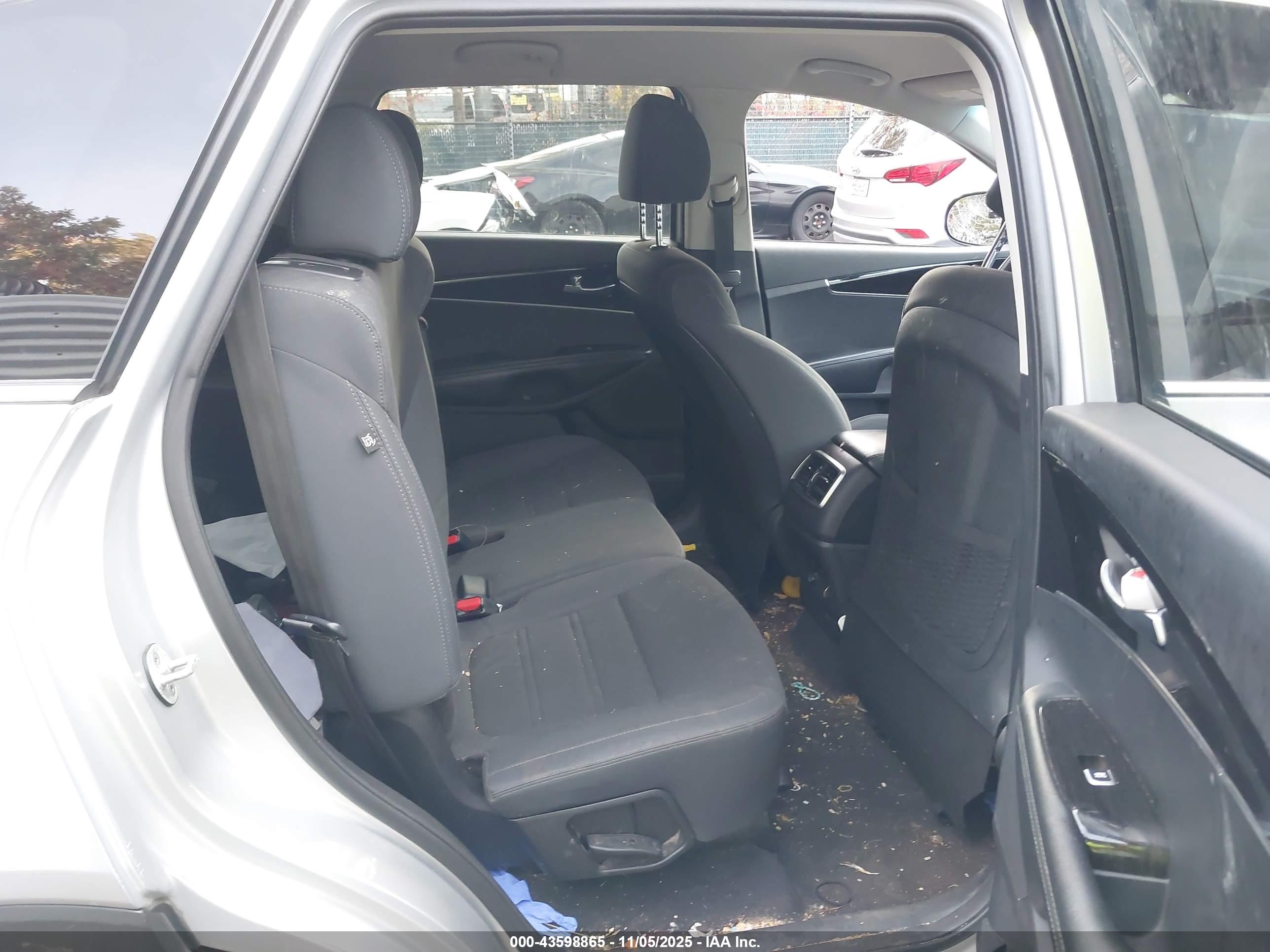 KIA SORENTO image 8