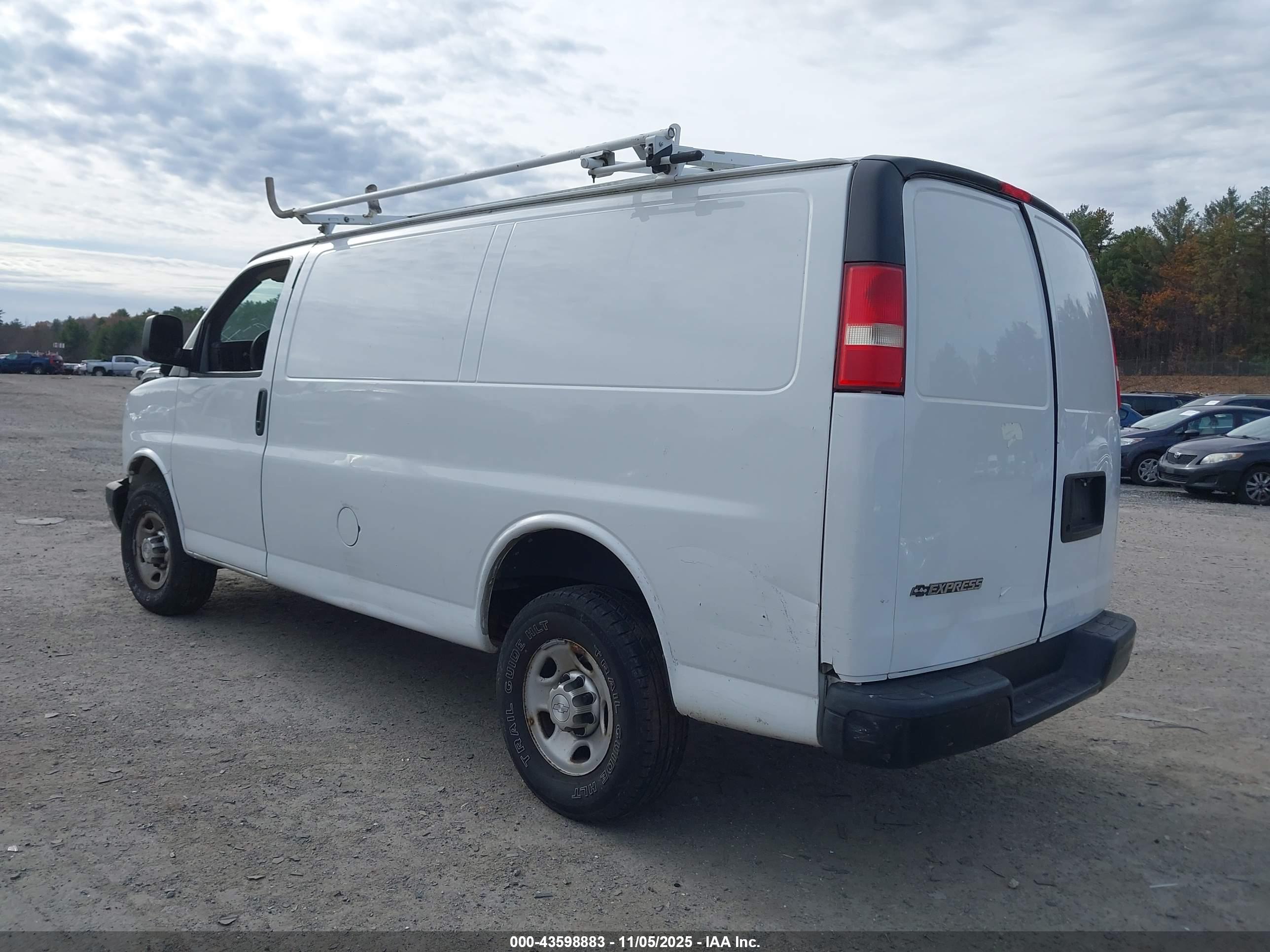 CHEVROLET EXPRESS image 3