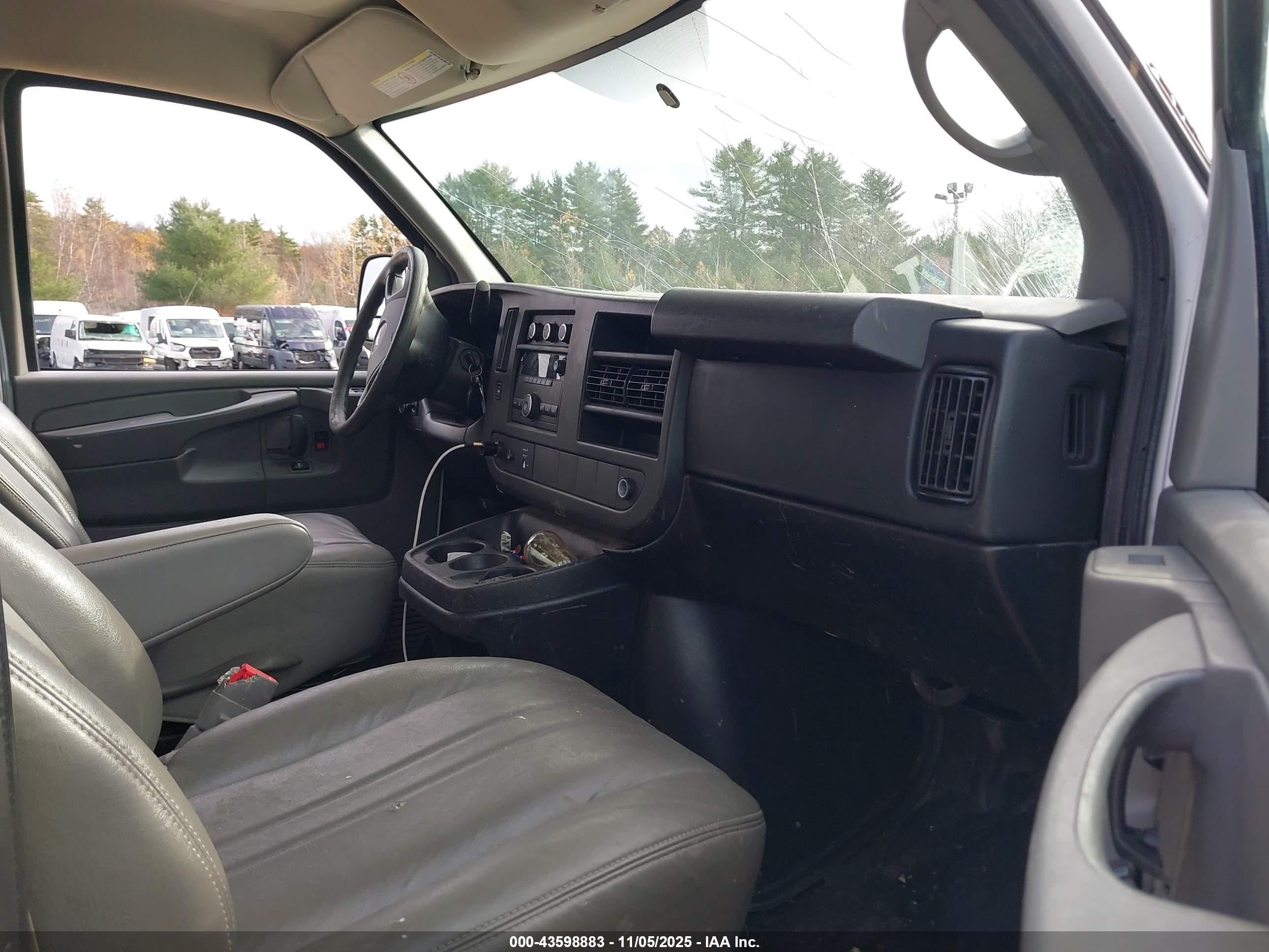 CHEVROLET EXPRESS image 5