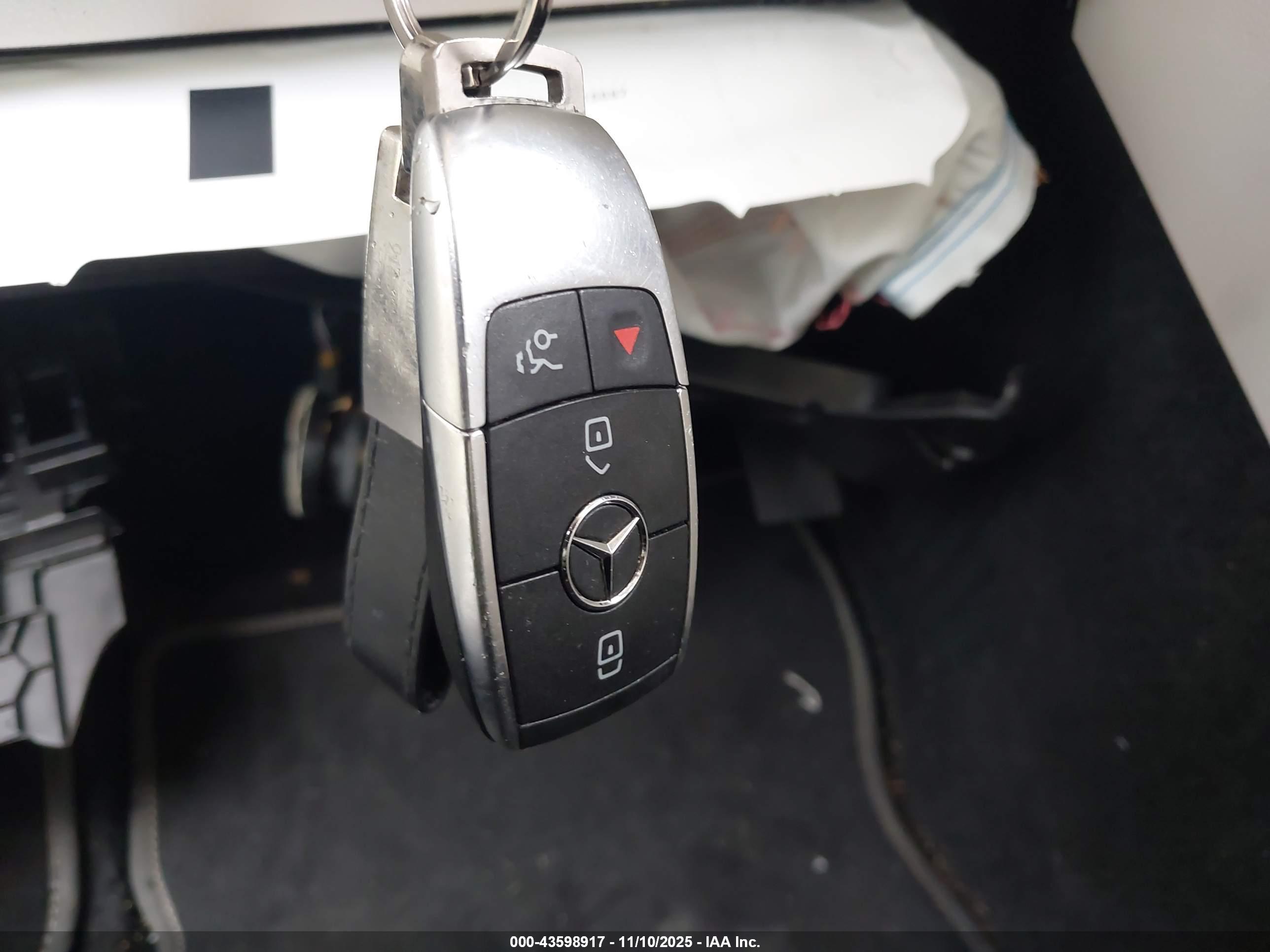 MERCEDES-BENZ GLB image 11