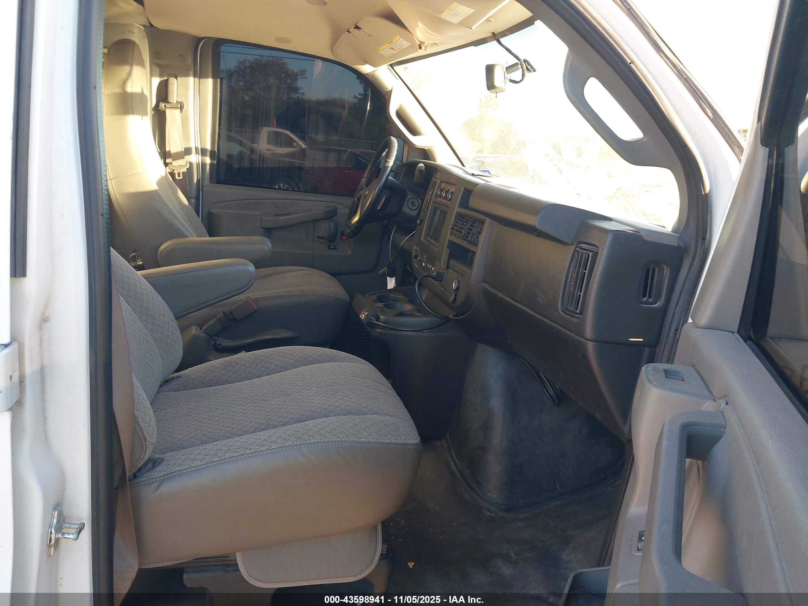 GMC SAVANA image 5