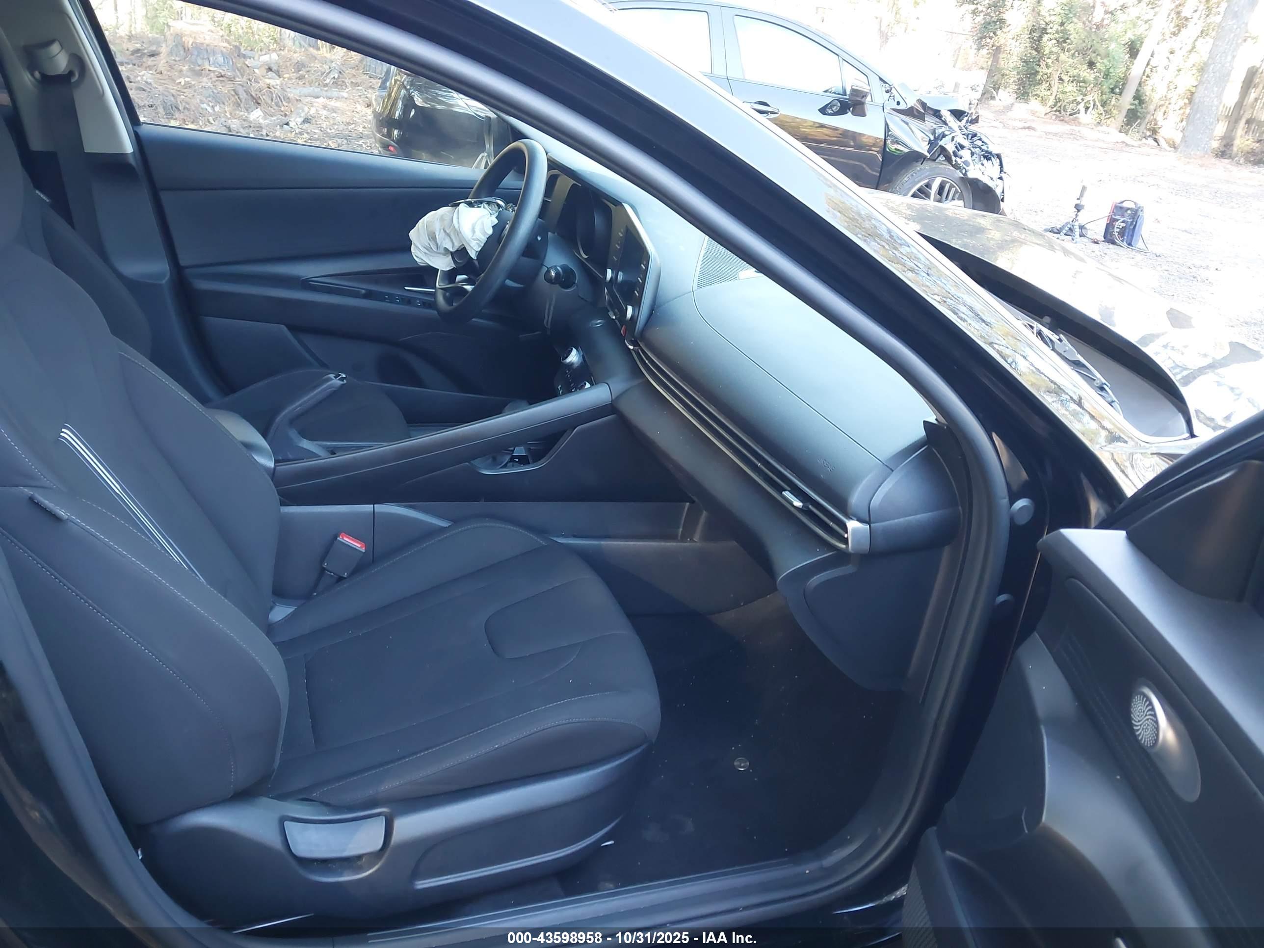 HYUNDAI ELANTRA image 5