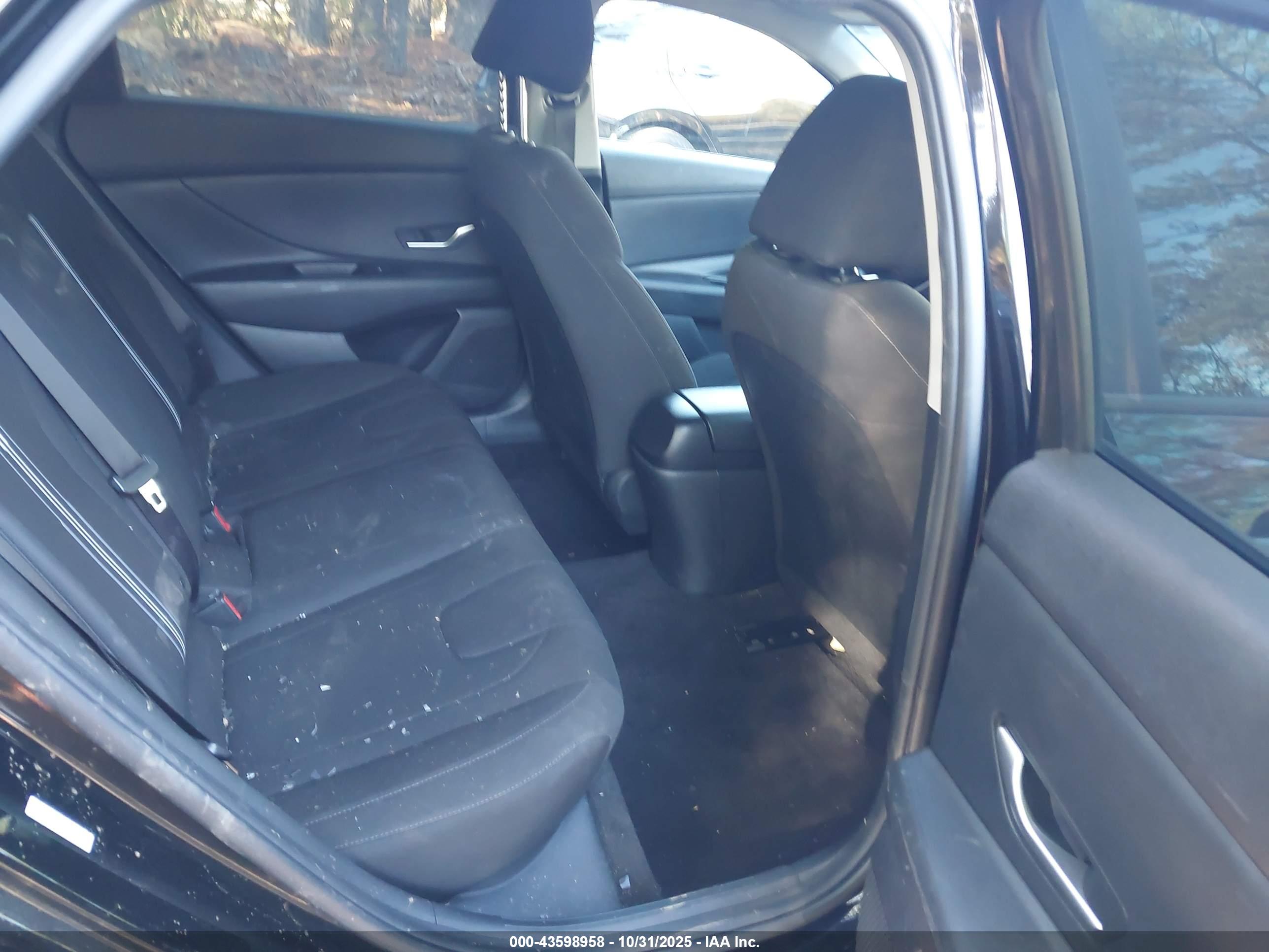 HYUNDAI ELANTRA image 8