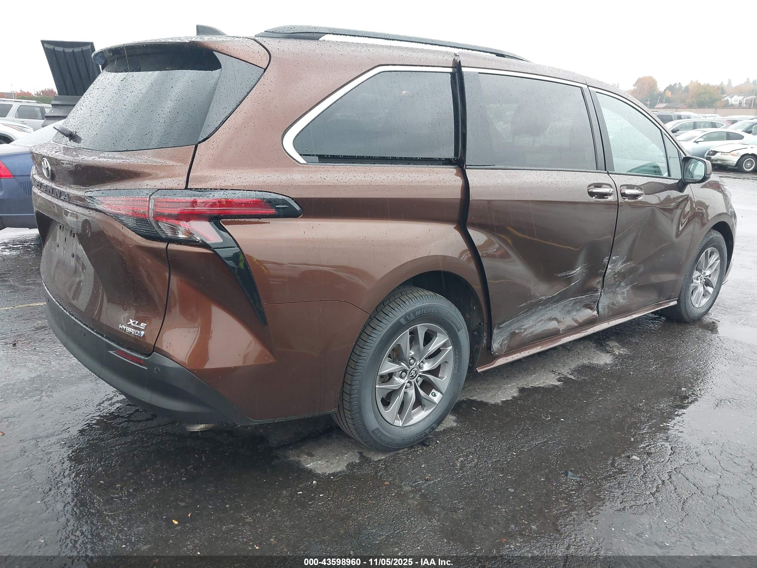 TOYOTA SIENNA image 4