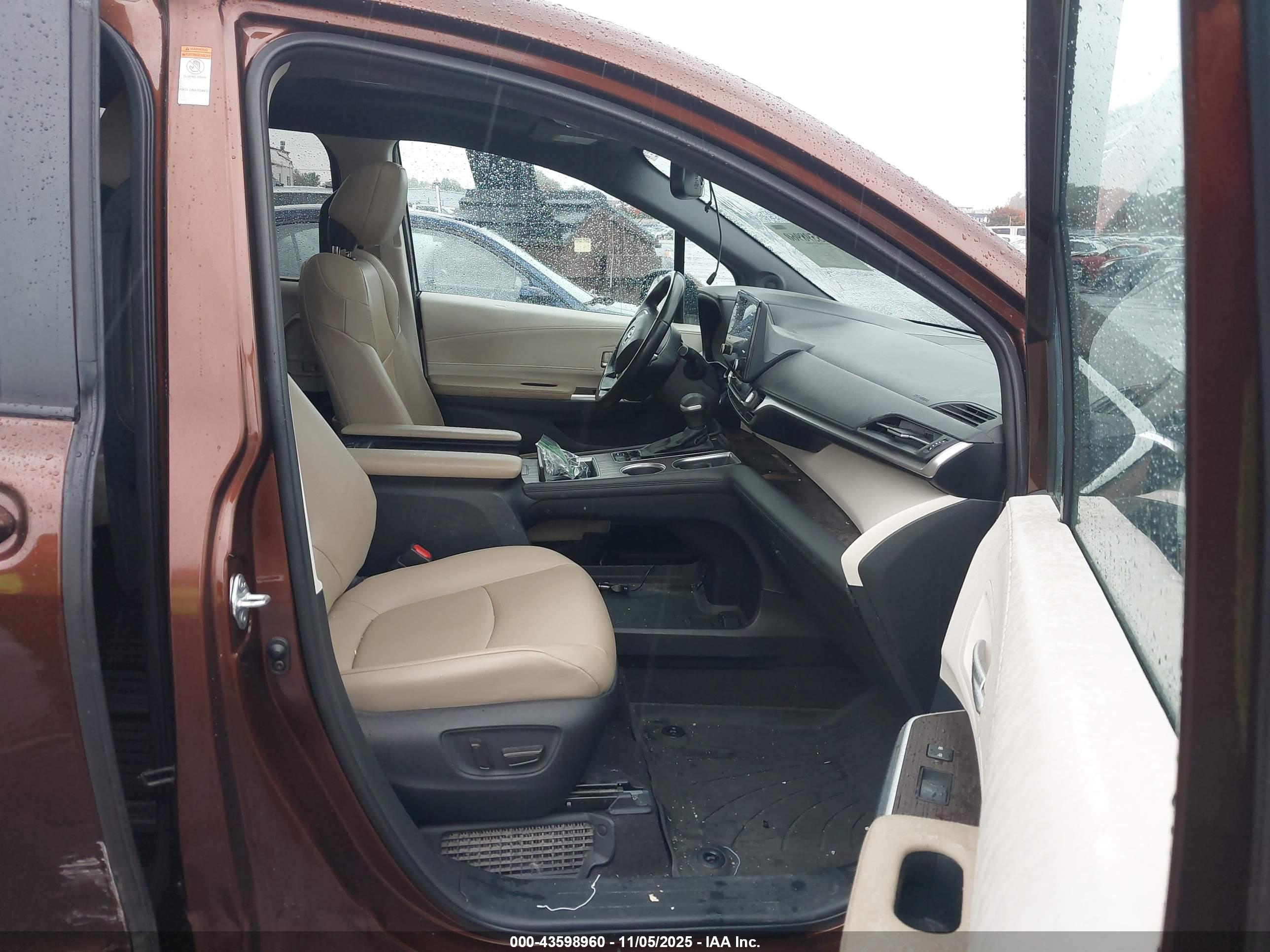 TOYOTA SIENNA image 5