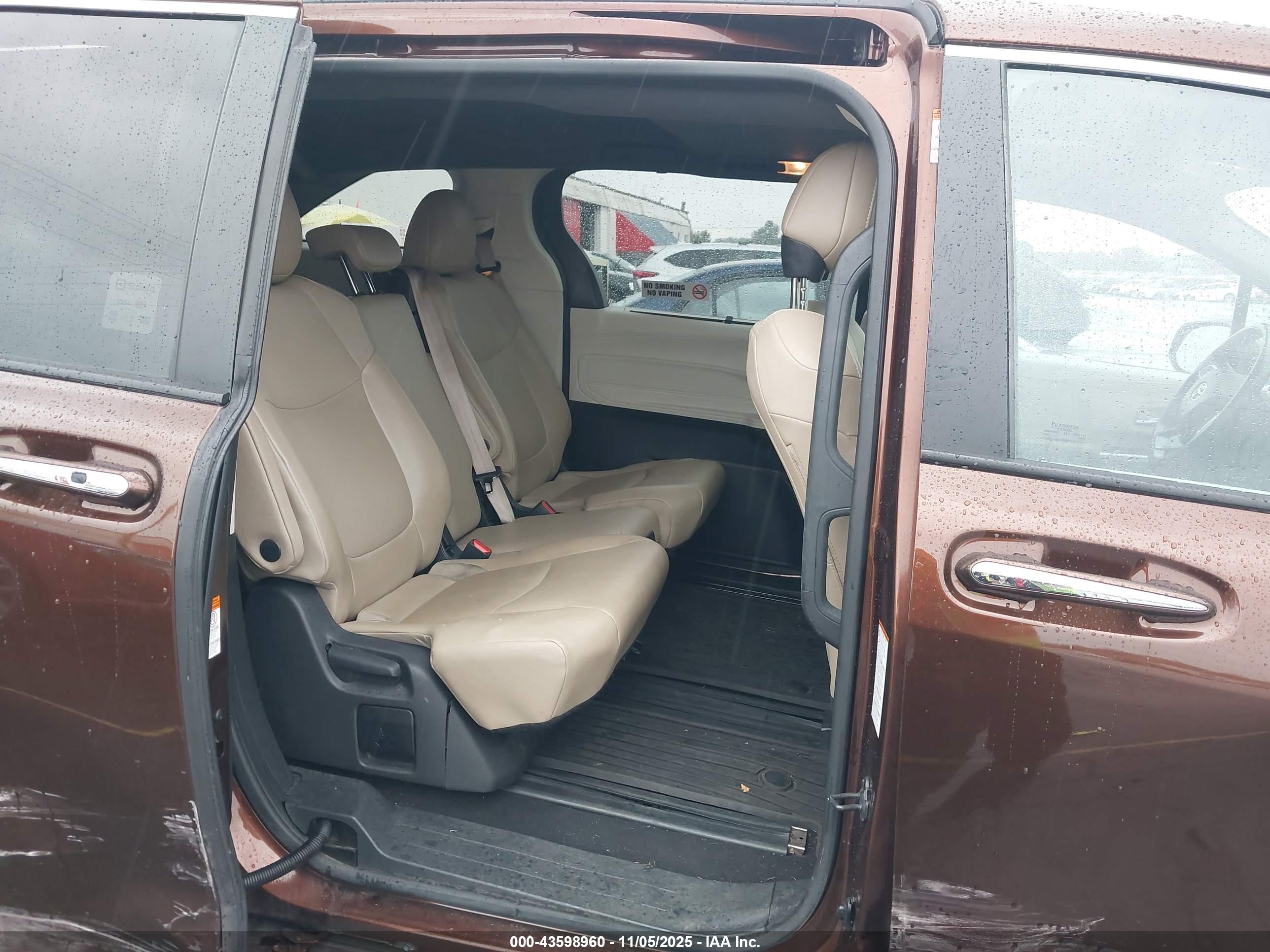 TOYOTA SIENNA image 8