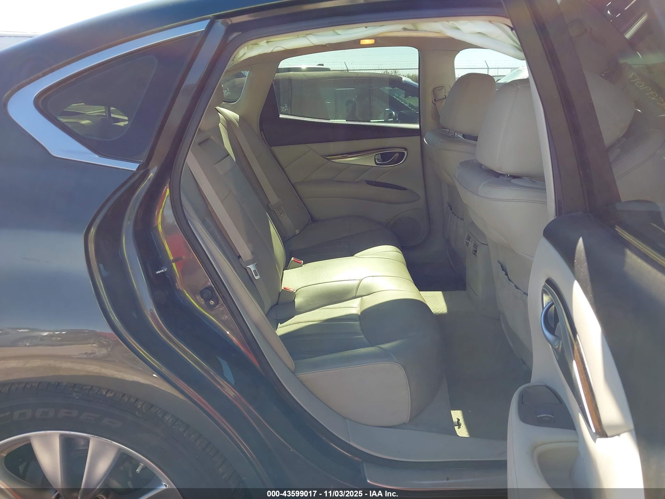 INFINITI M37 image 8