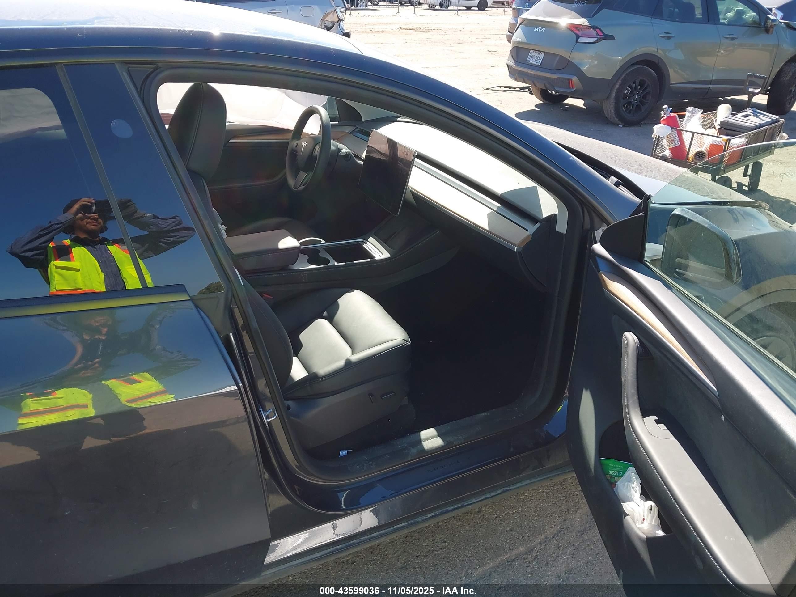 TESLA MODEL image 5