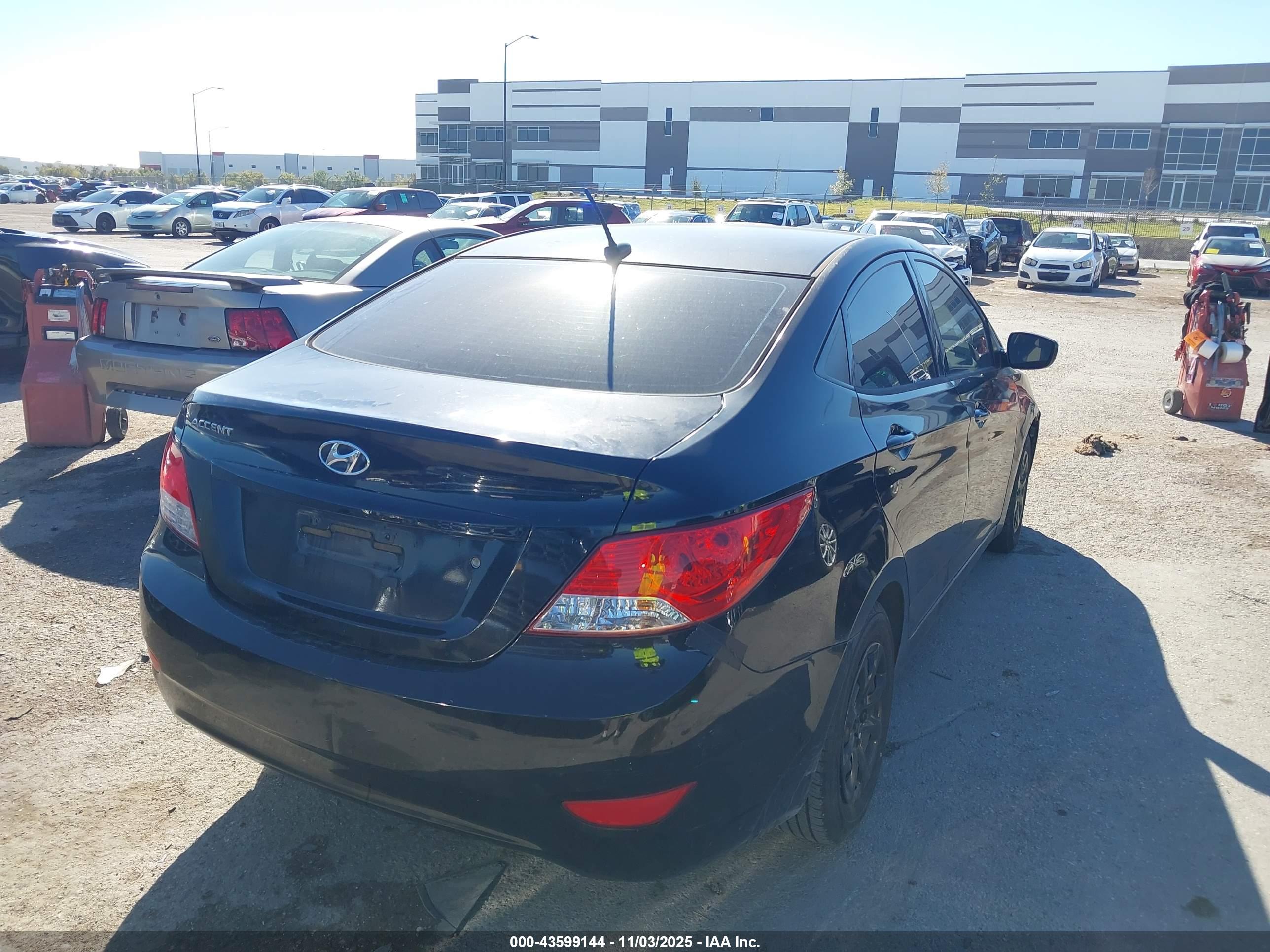 HYUNDAI ACCENT image 4
