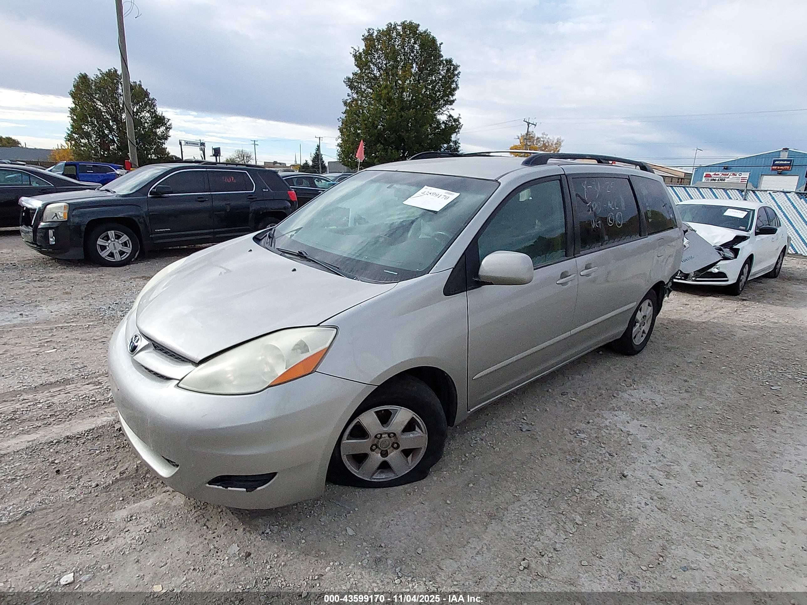 TOYOTA SIENNA image 2