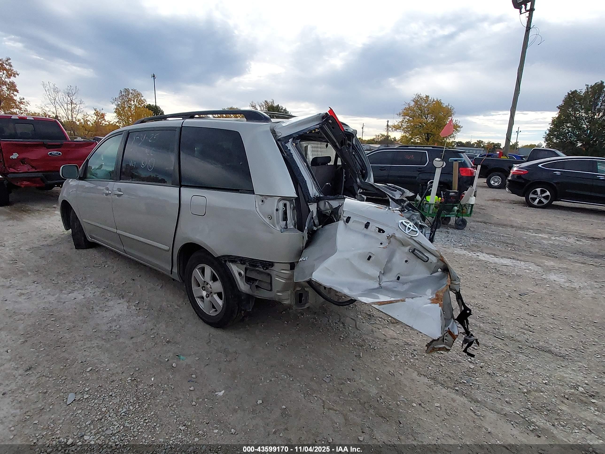 TOYOTA SIENNA image 3