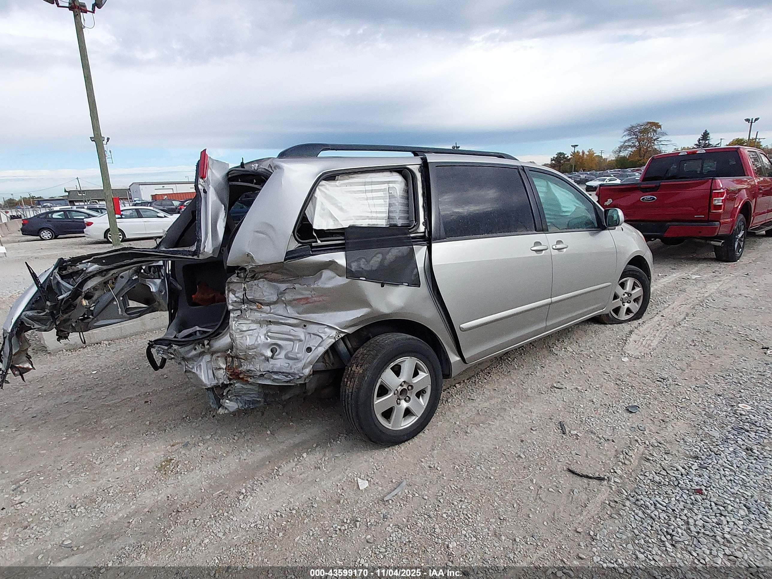 TOYOTA SIENNA image 4
