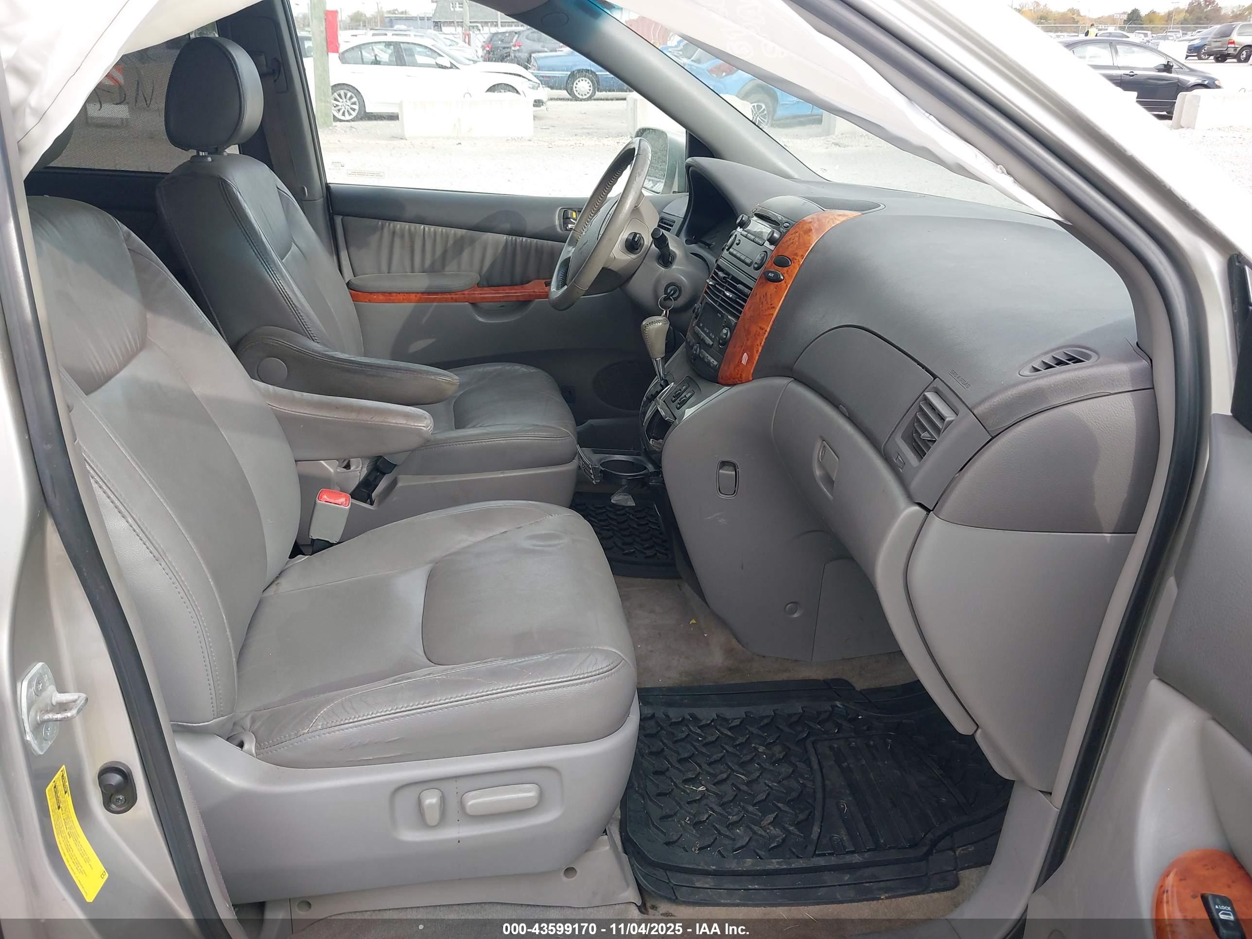 TOYOTA SIENNA image 5