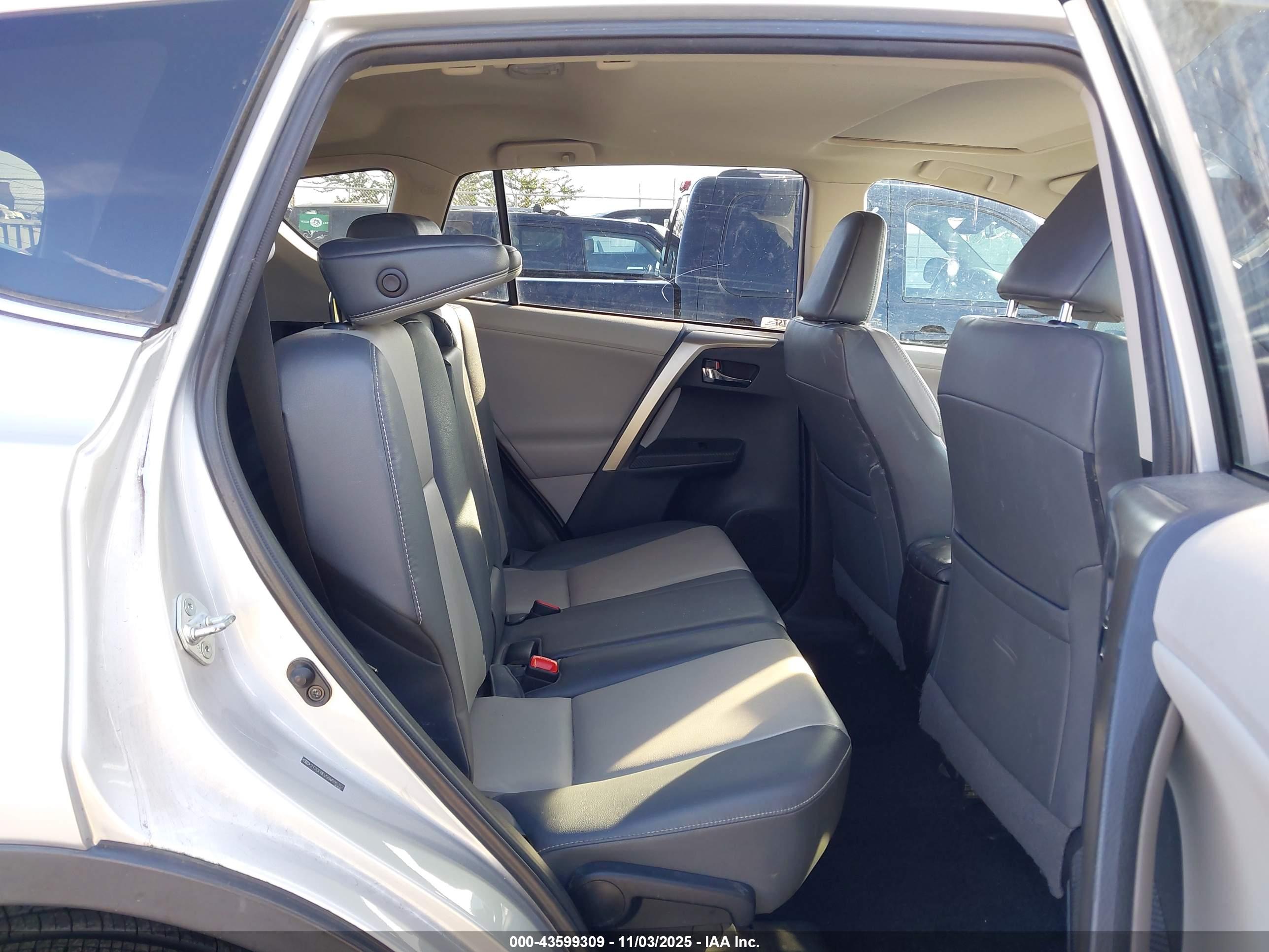 TOYOTA RAV4 image 8