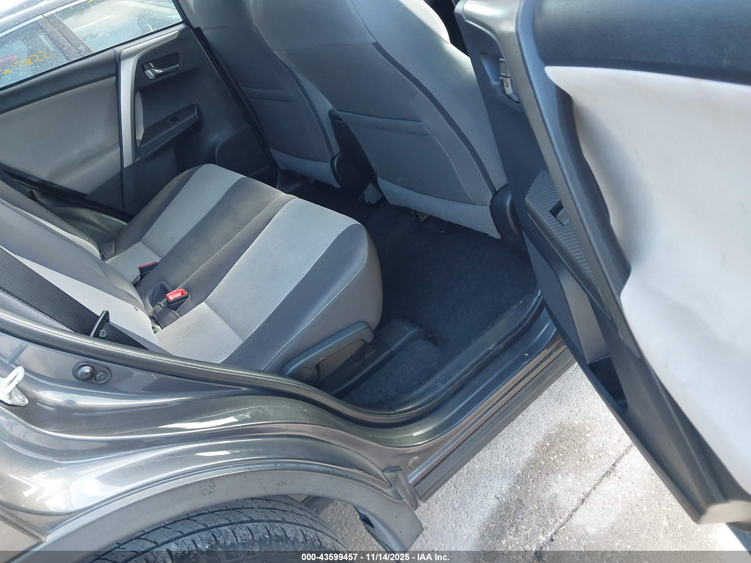TOYOTA RAV4 image 8