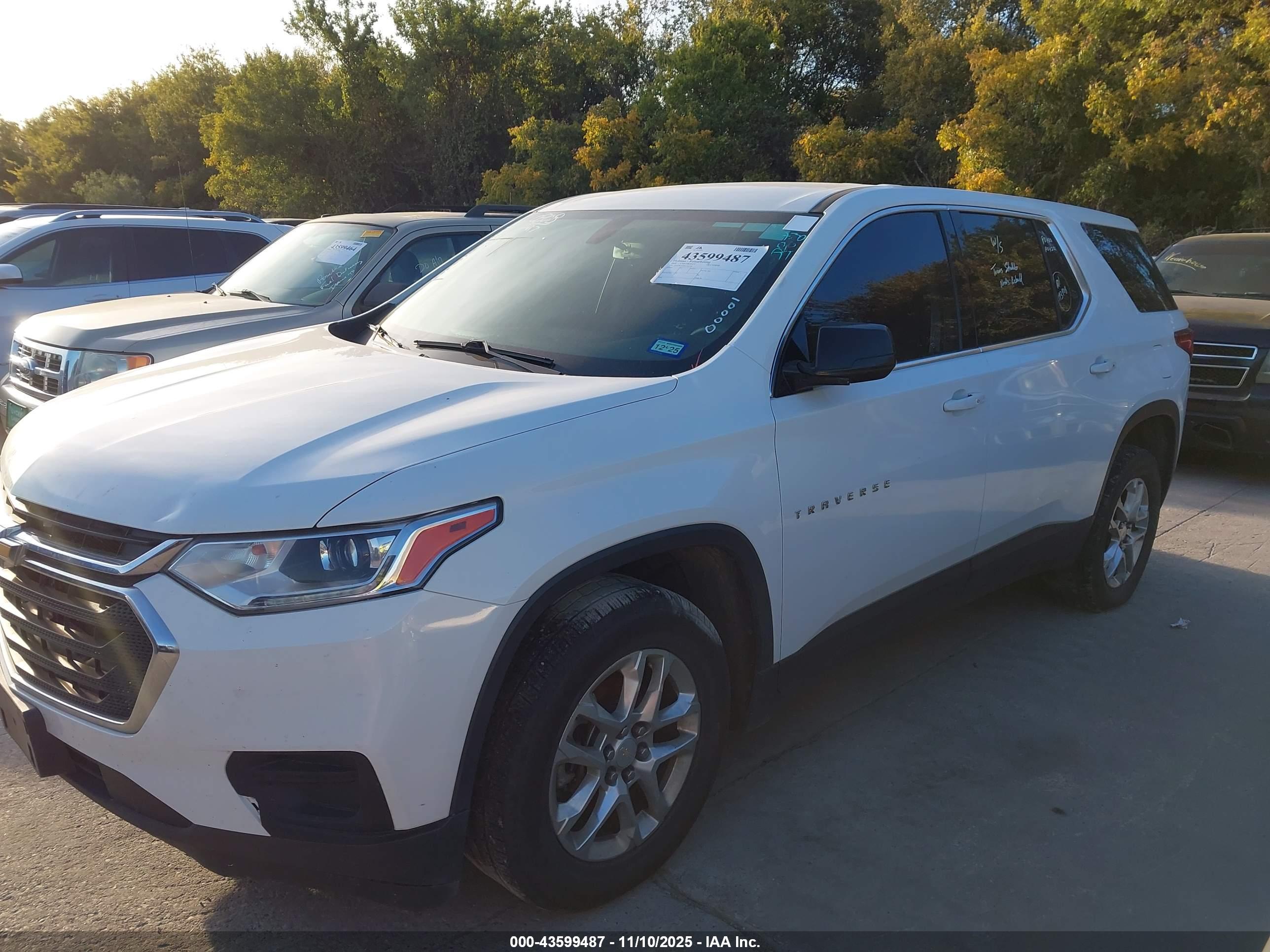 CHEVROLET TRAVERSE image 2