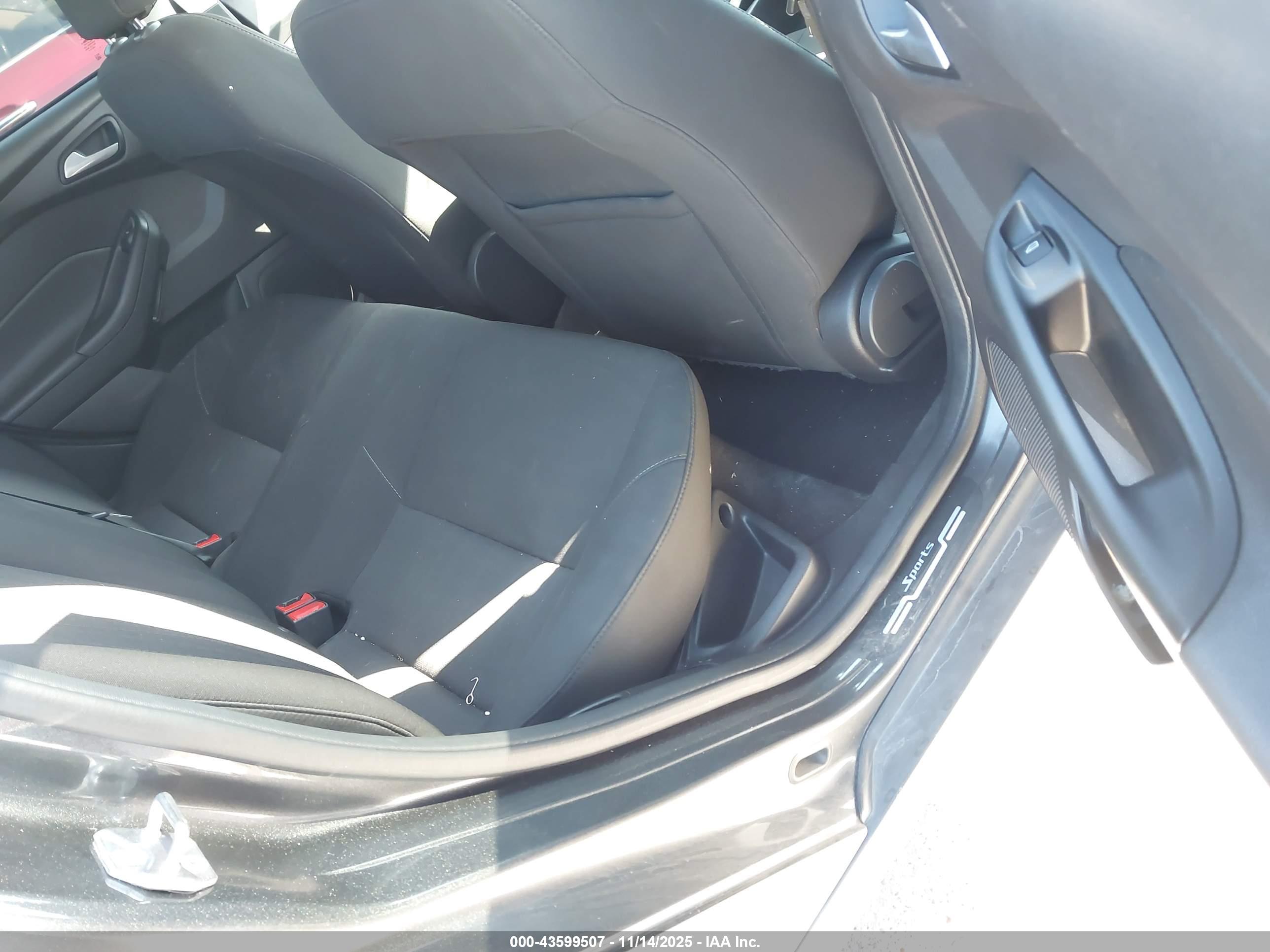 FORD FOCUS image 8