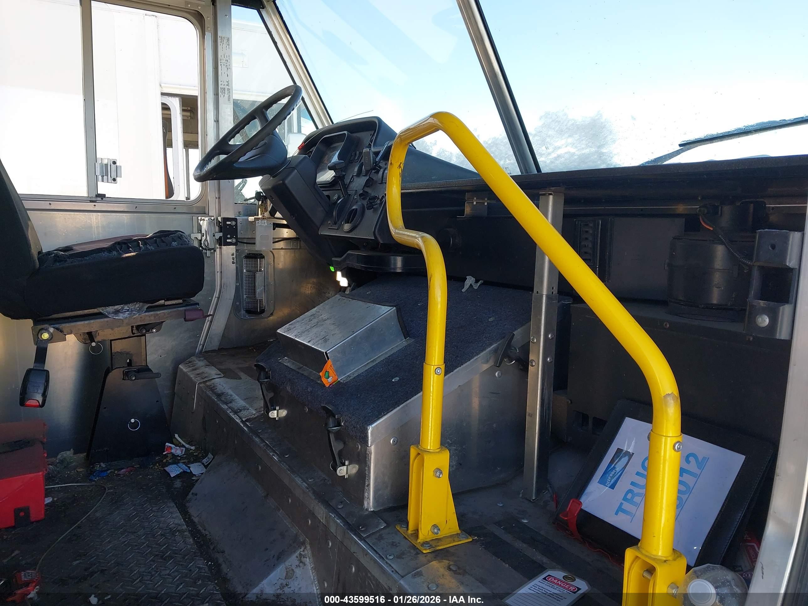 FREIGHTLINER MT45 image 7