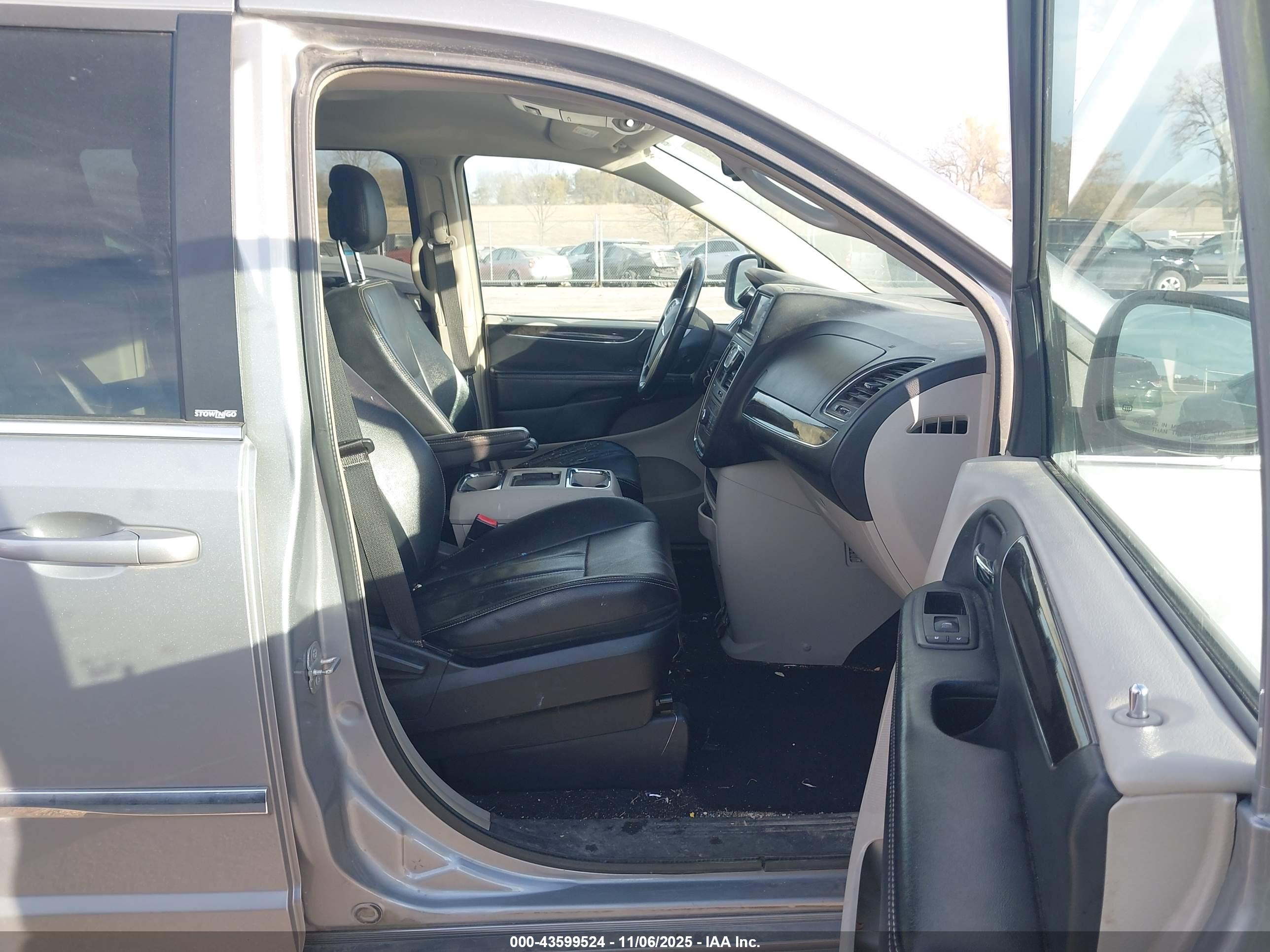 CHRYSLER TOWN image 5