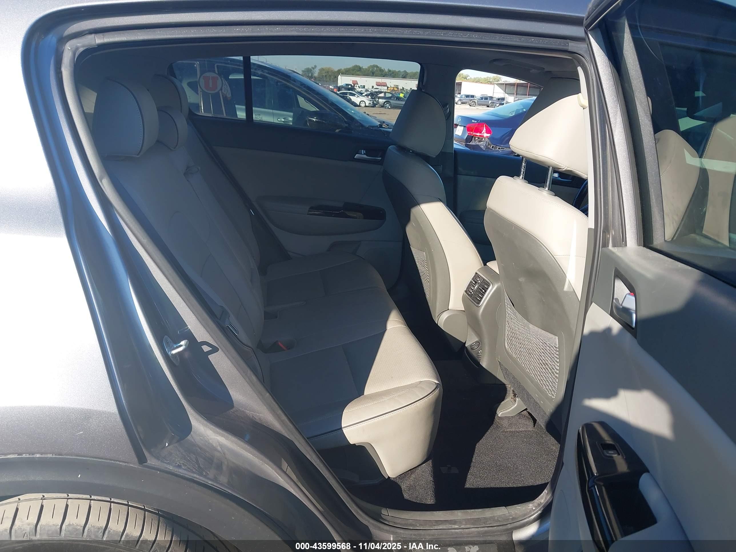 KIA SPORTAGE image 8