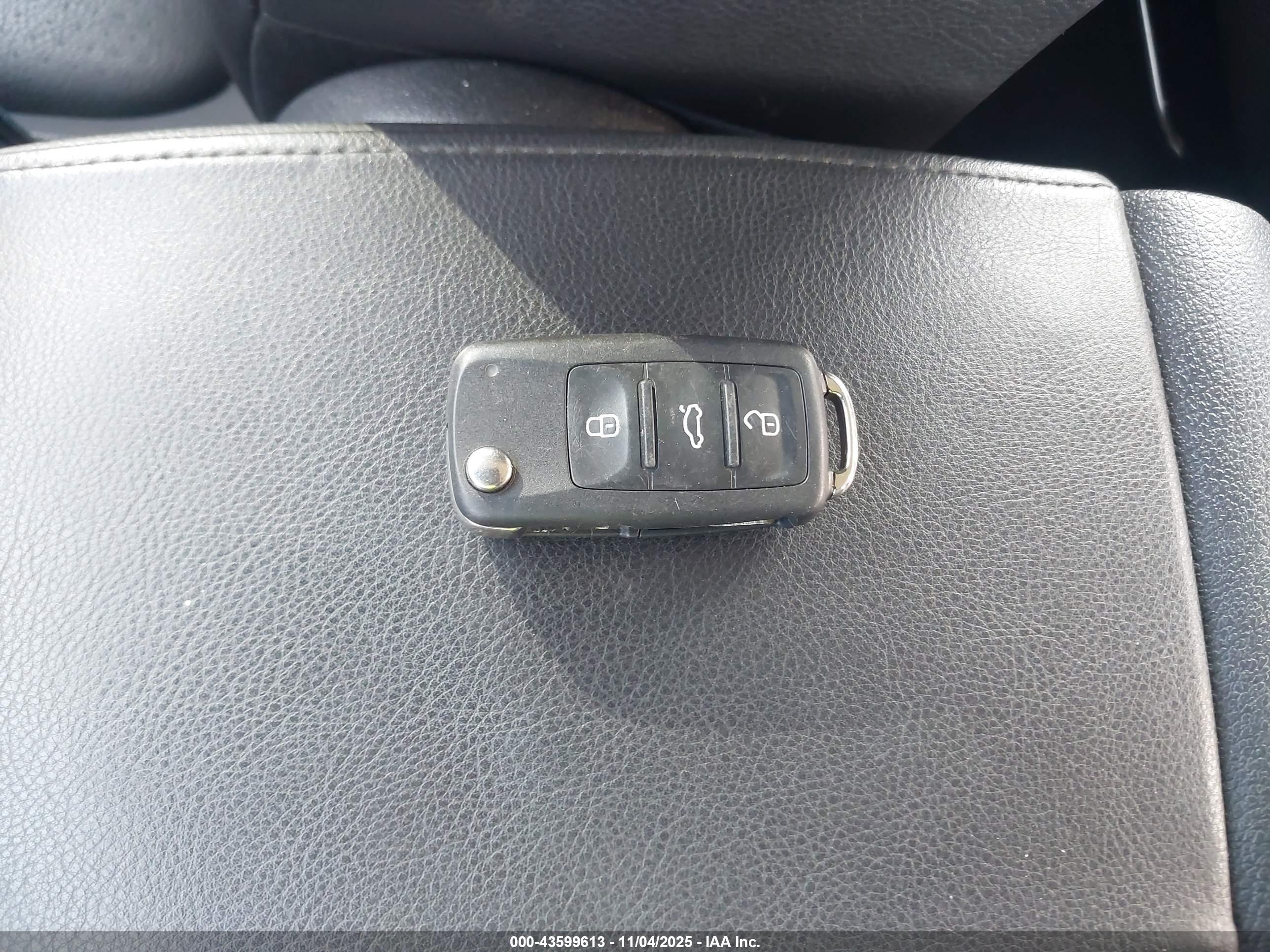 VOLKSWAGEN TIGUAN image 11