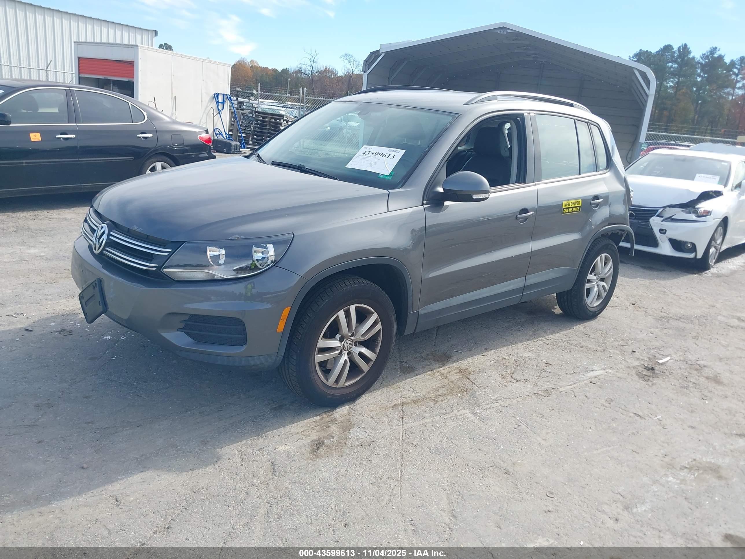 VOLKSWAGEN TIGUAN image 2