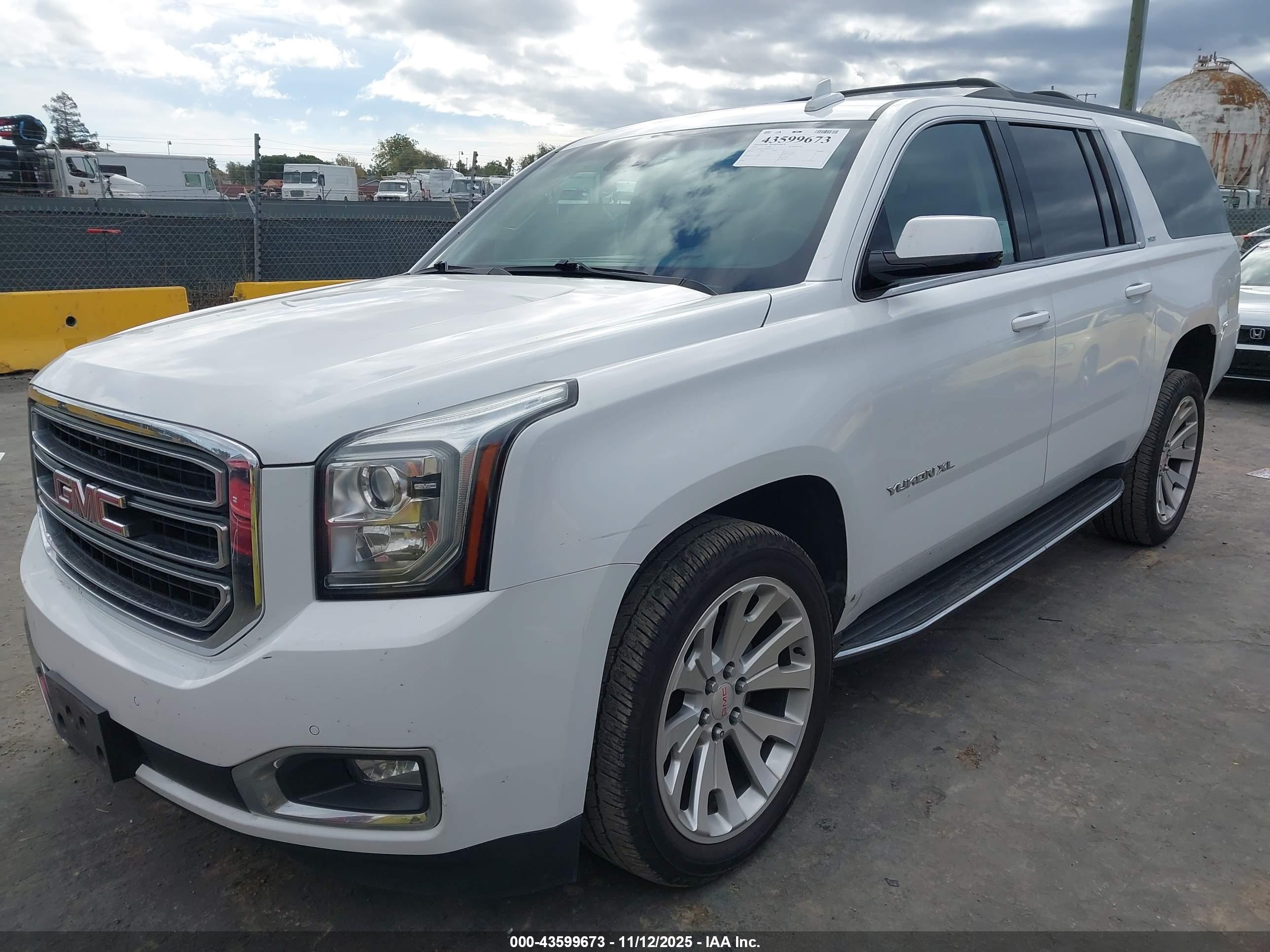 GMC YUKON image 2