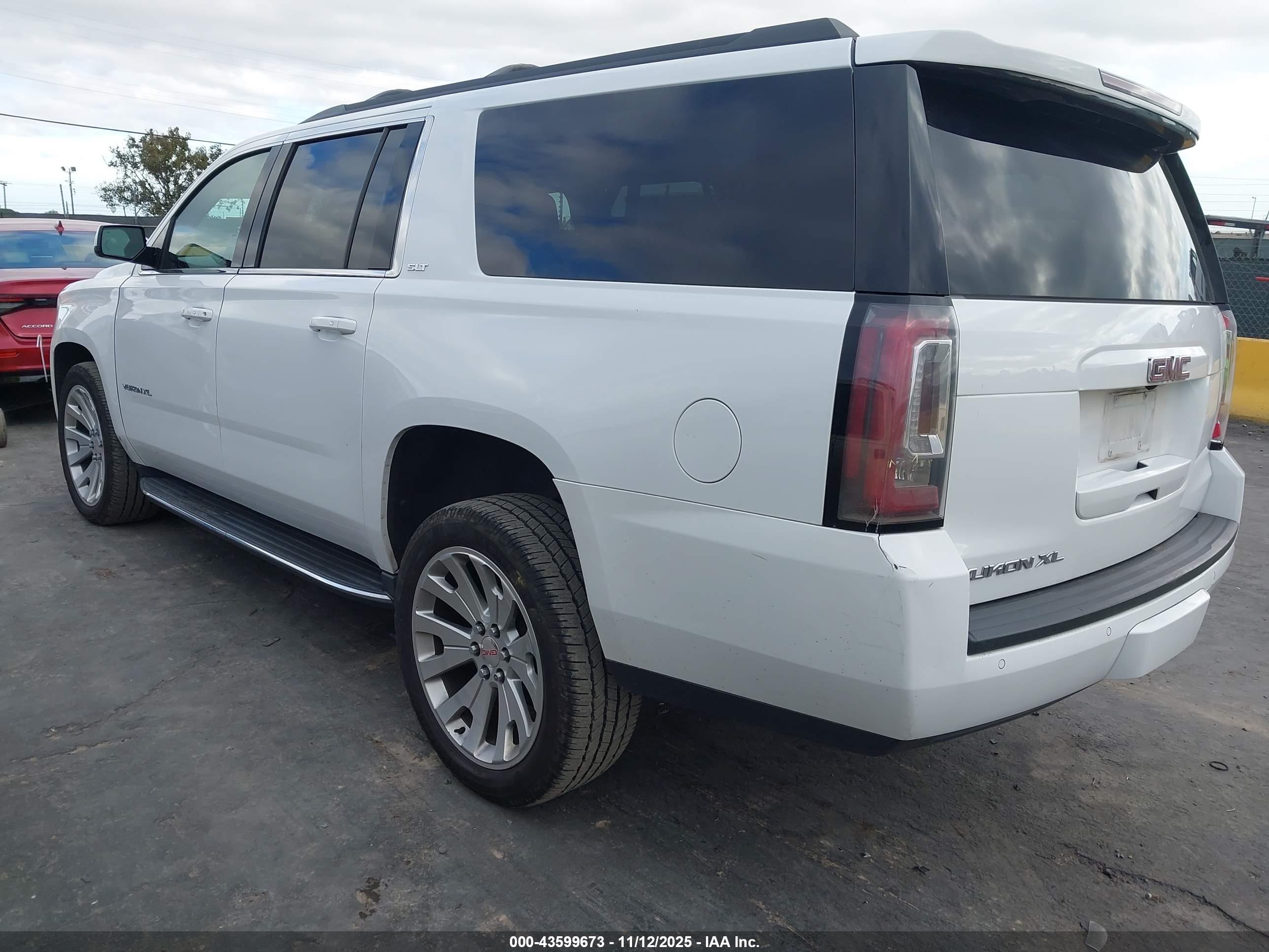 GMC YUKON image 3